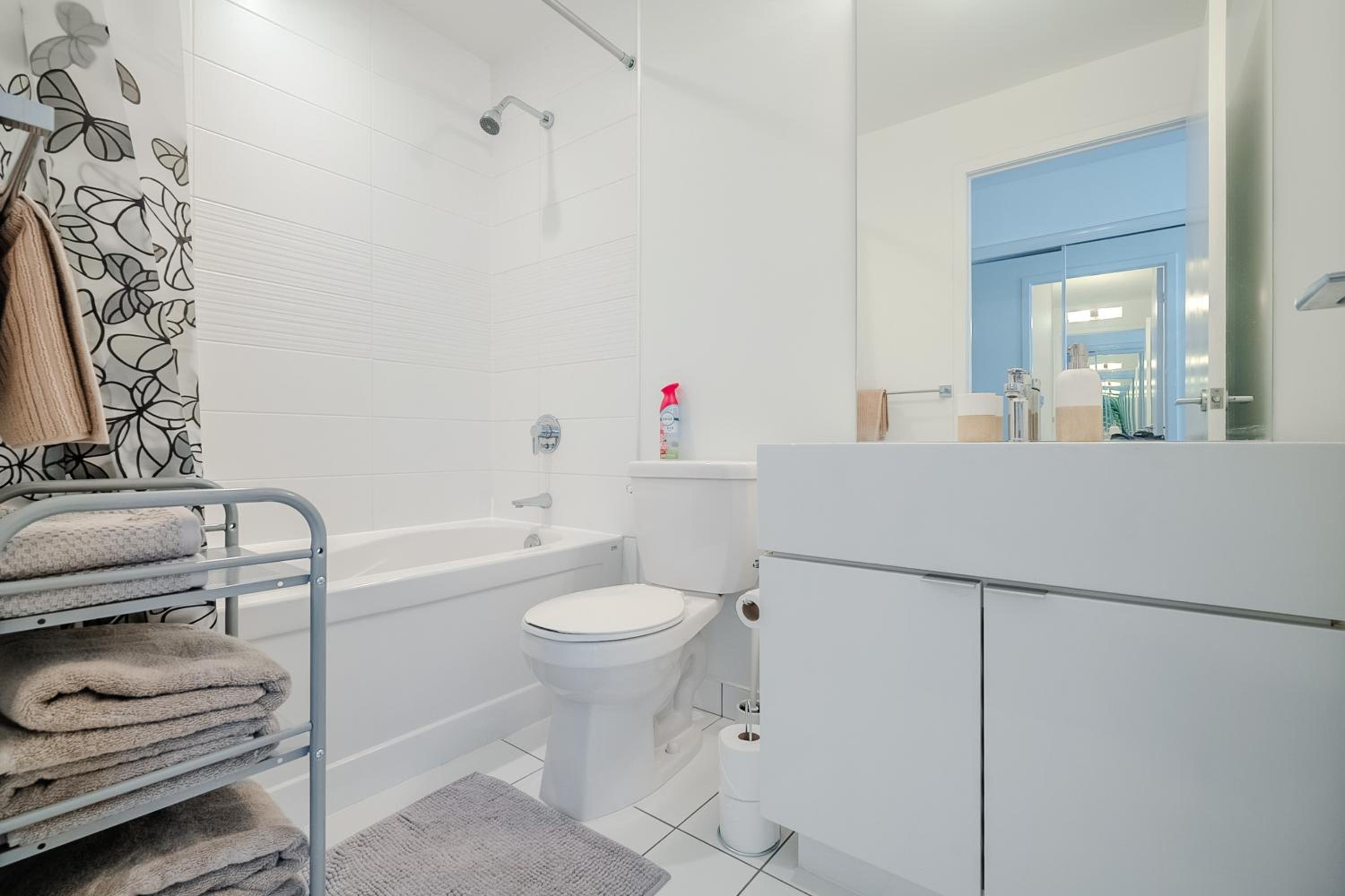 48th Floor CN Tower View 1 Bedroom Condo Iceboat Terrace Downtown Toronto