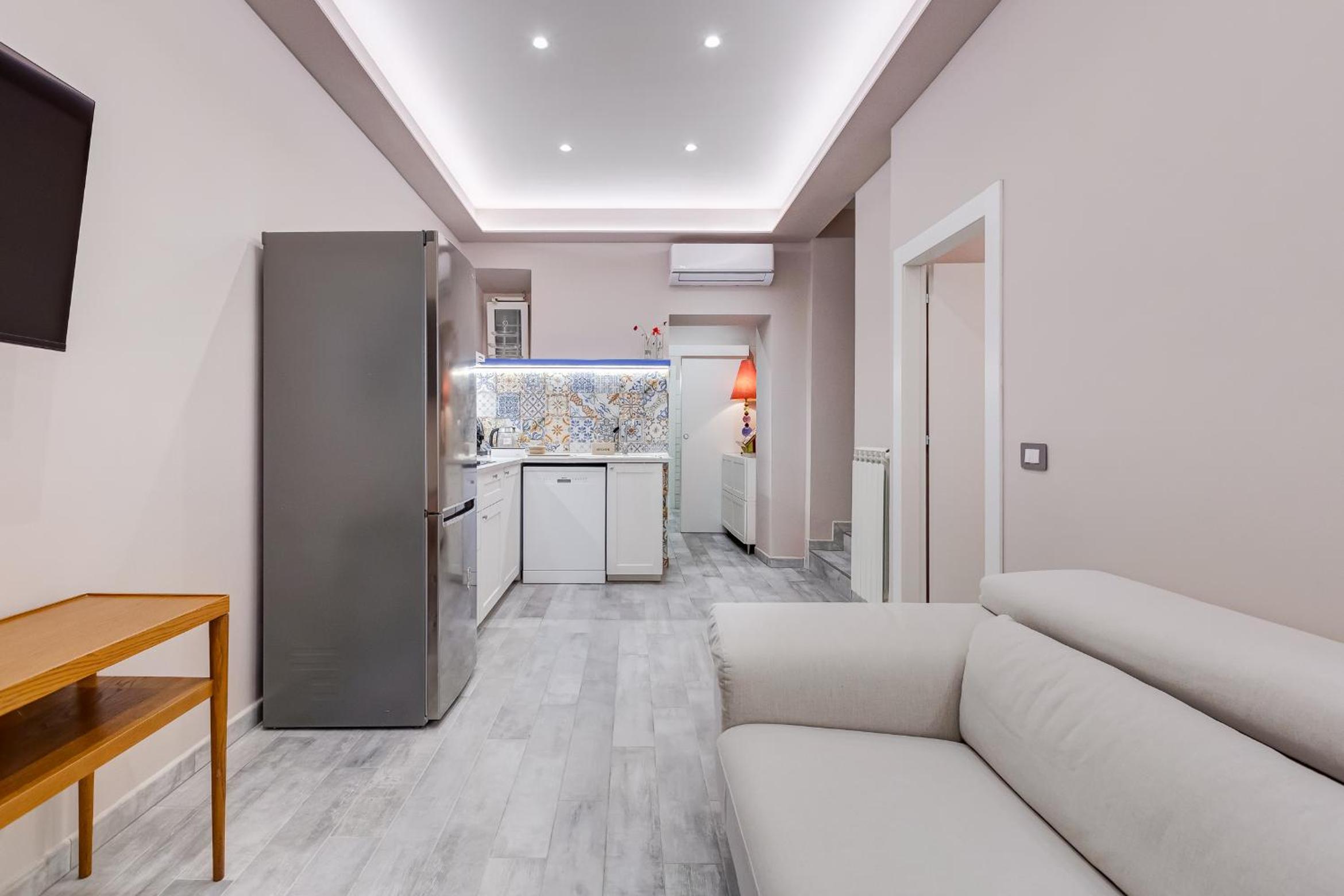 LuxurySistersHouse 2 min Colosseum