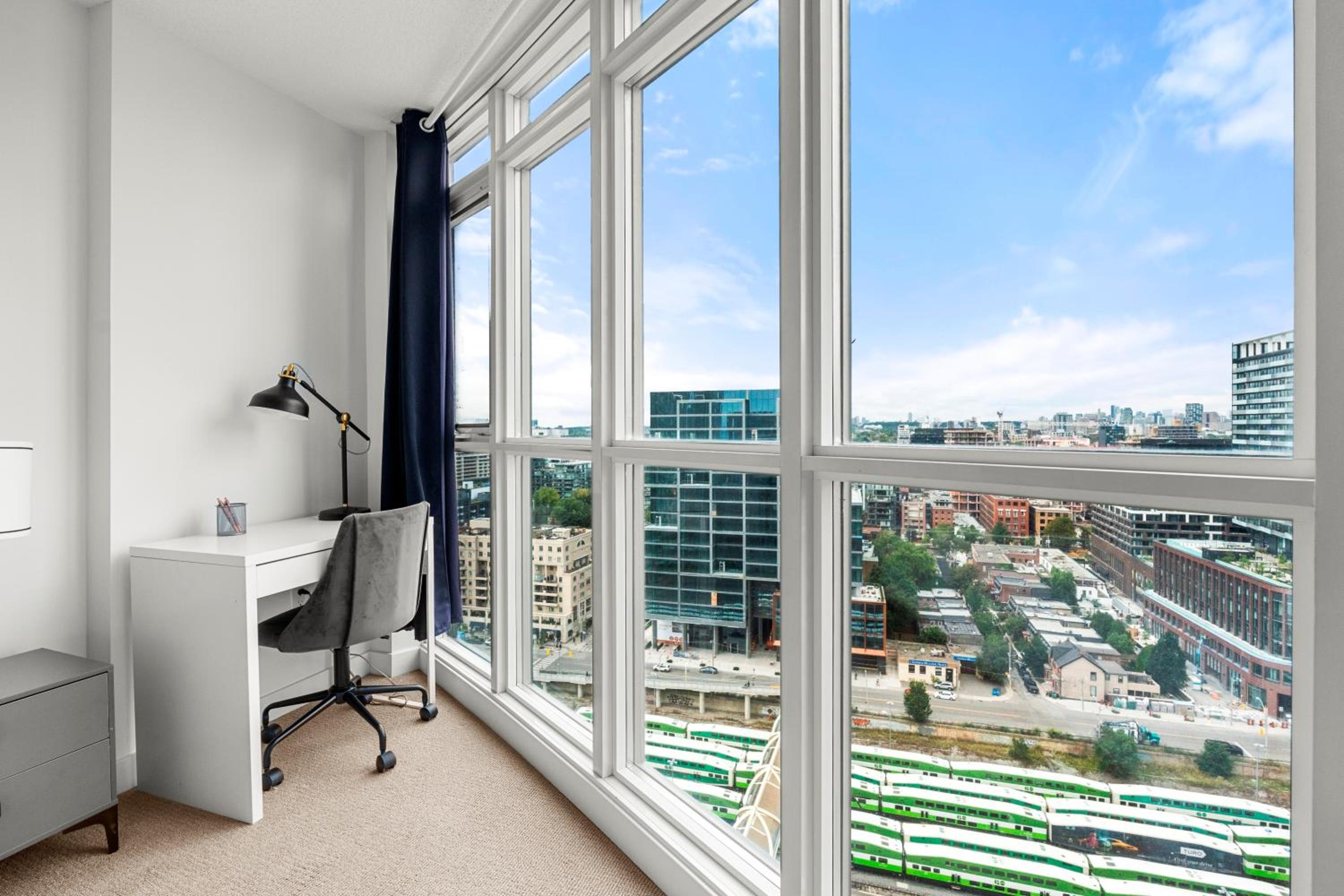 Bright 1 Bedroom Condo Iceboat Terrace Downtown Toronto