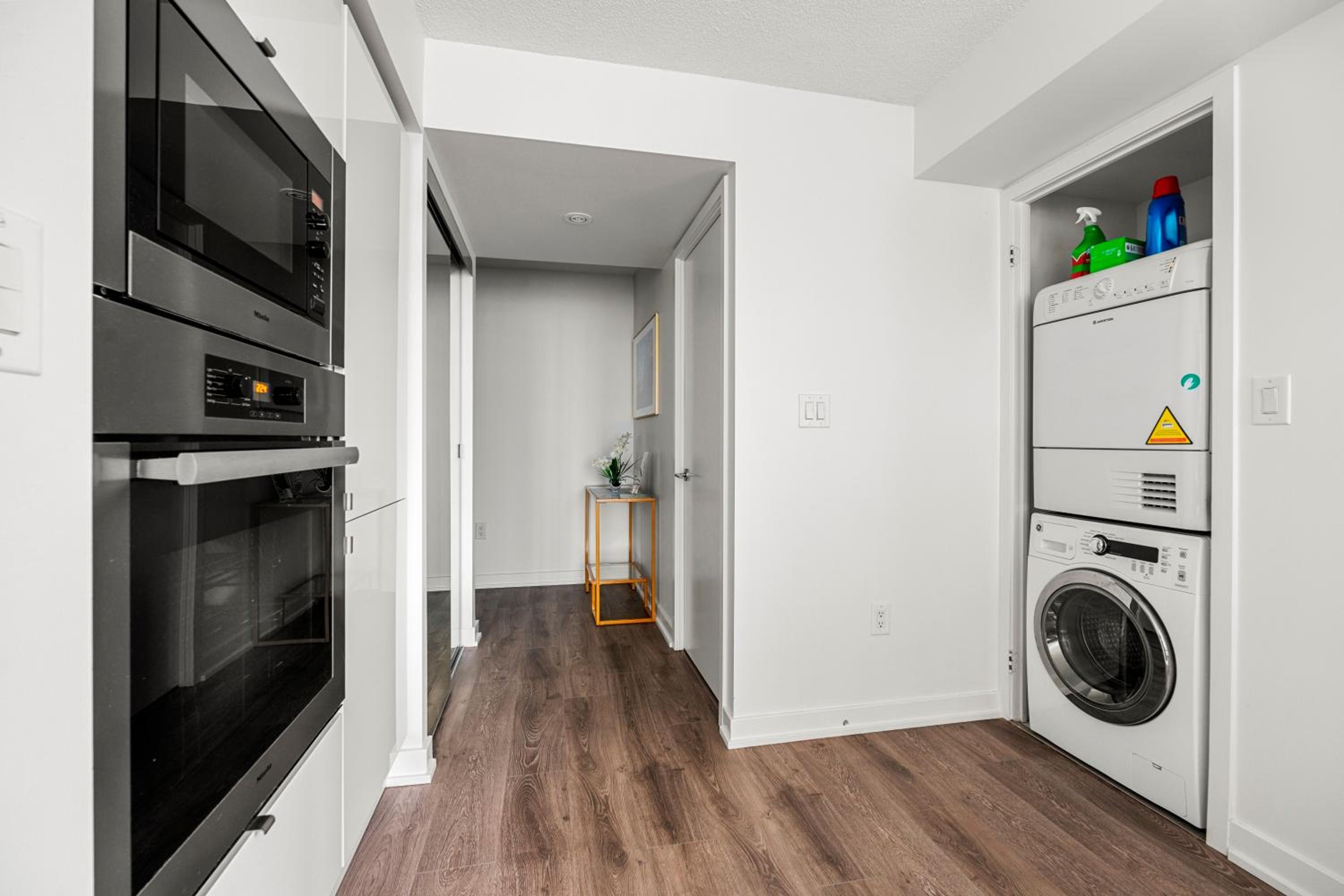 Bright 1 Bedroom Condo Iceboat Terrace Downtown Toronto