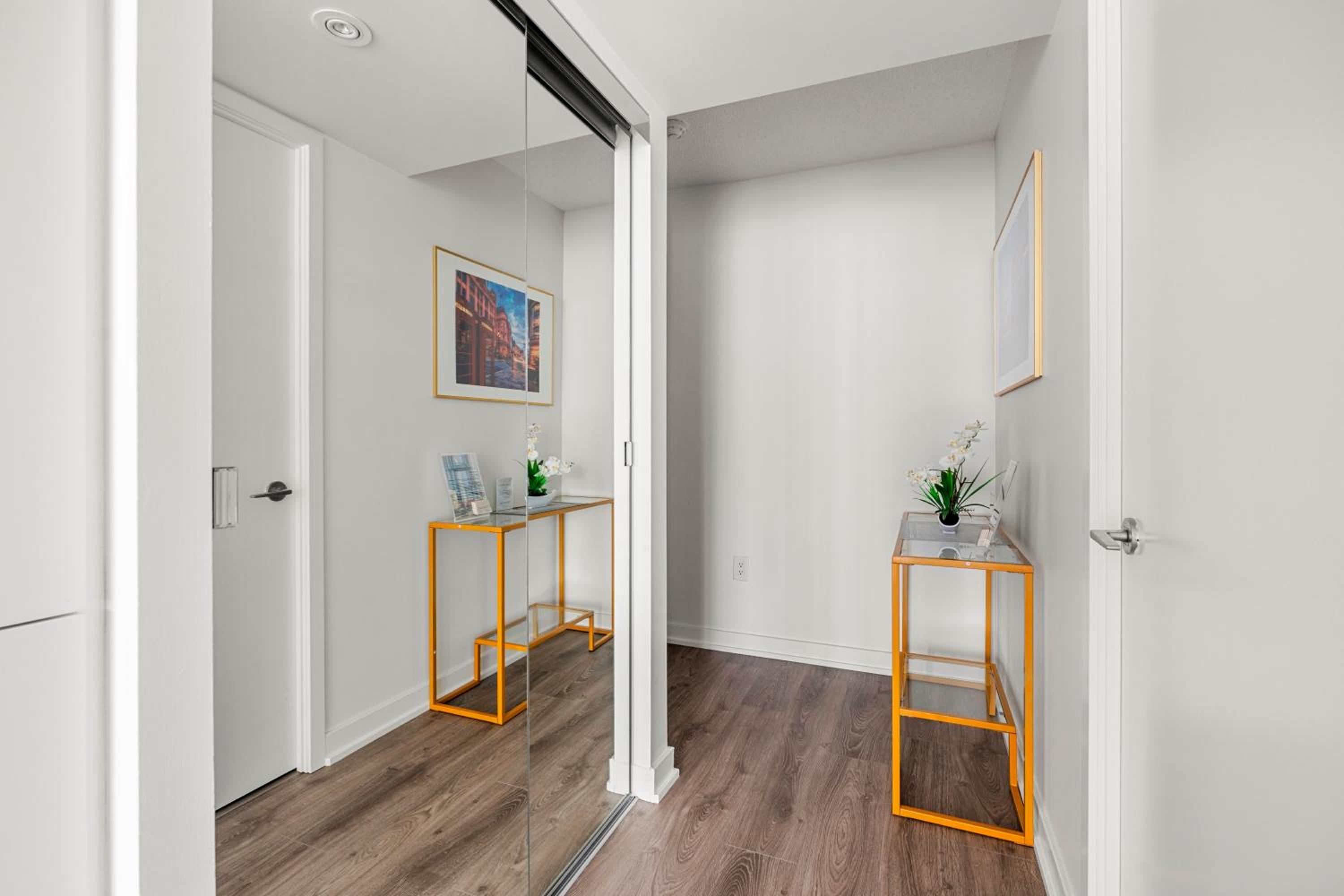 Bright 1 Bedroom Condo Iceboat Terrace Downtown Toronto