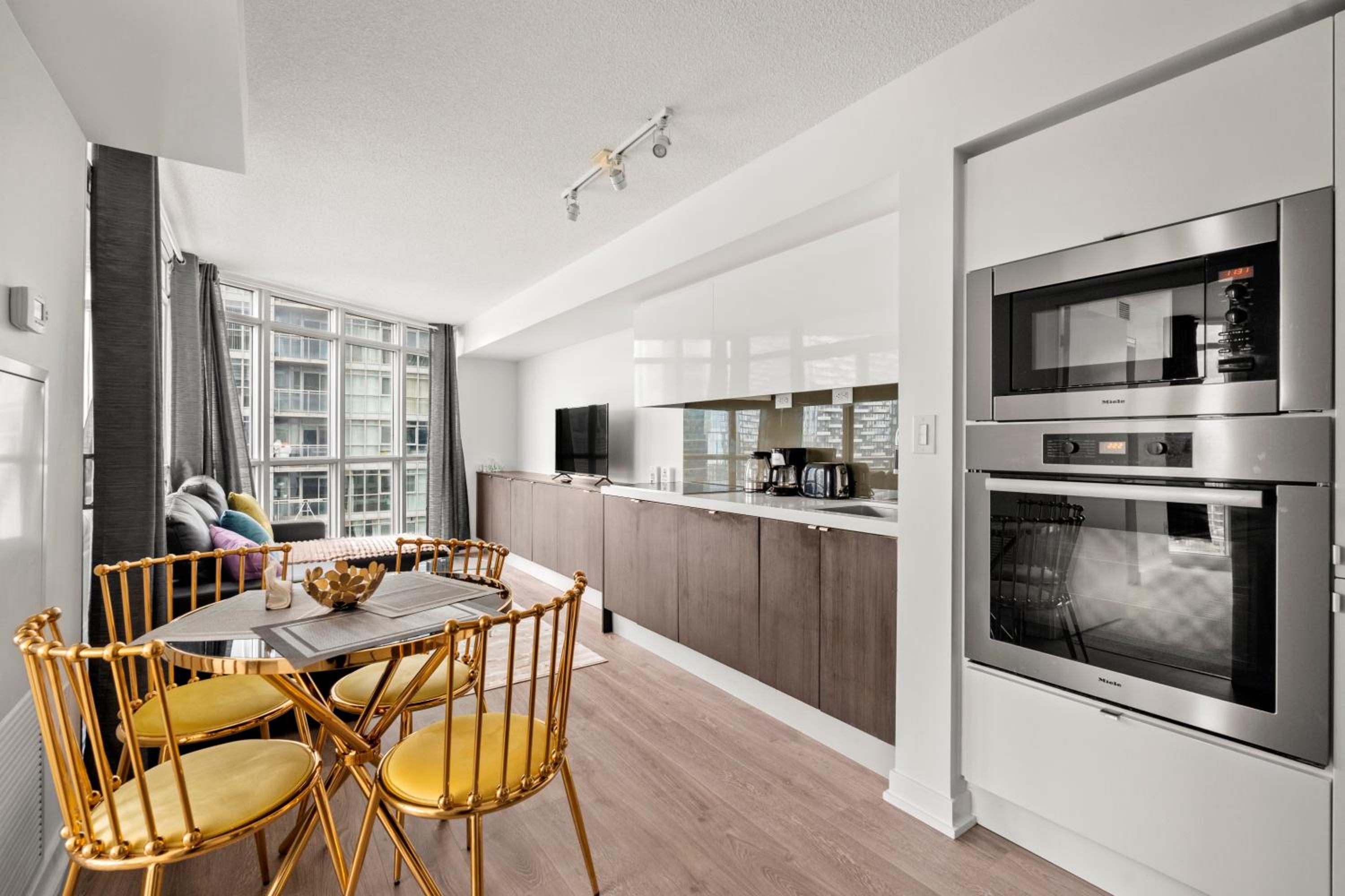 Bright 1 Bedroom Condo Iceboat Terrace Downtown Toronto