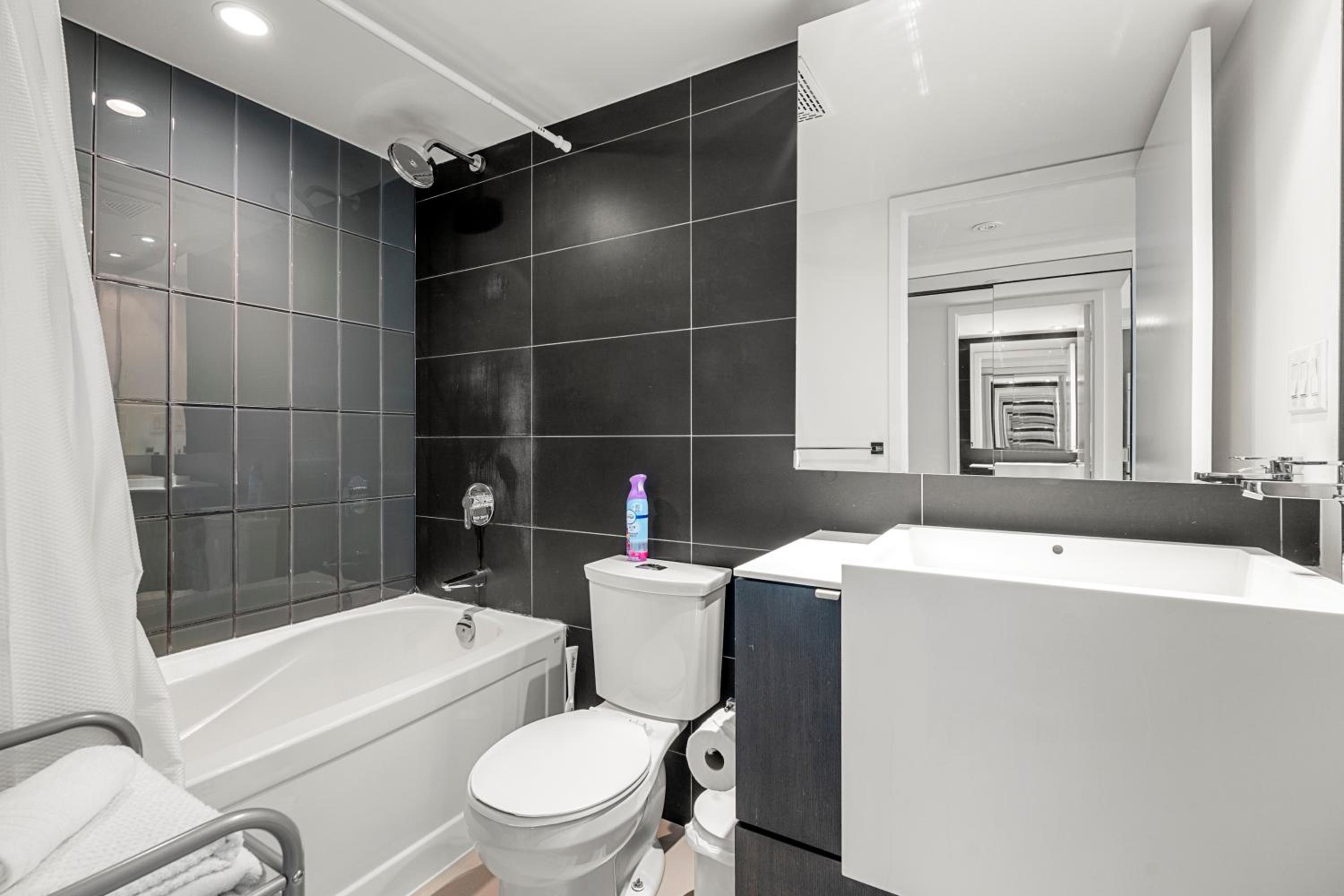 Bright 1 Bedroom Condo Iceboat Terrace Downtown Toronto