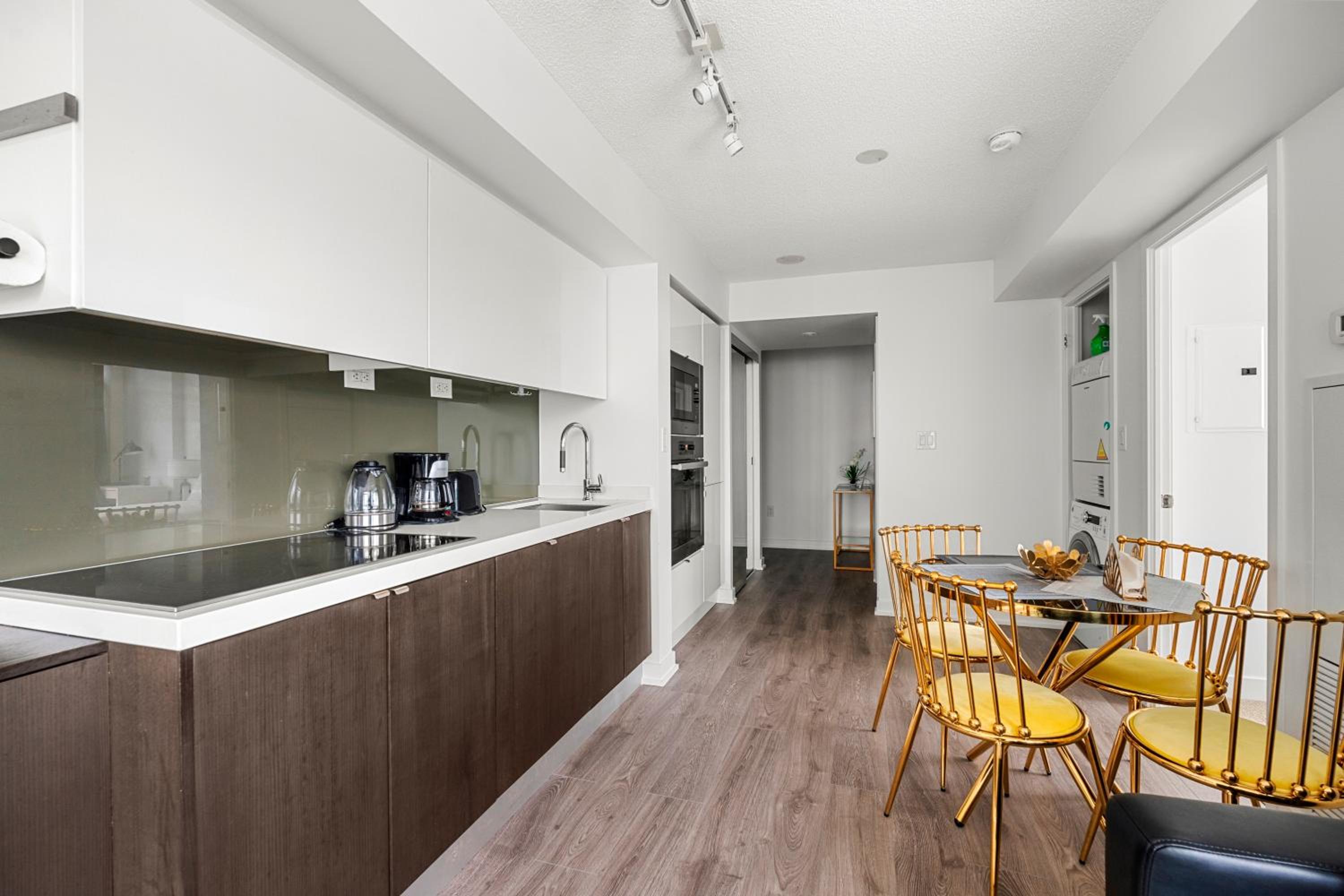 Bright 1 Bedroom Condo Iceboat Terrace Downtown Toronto