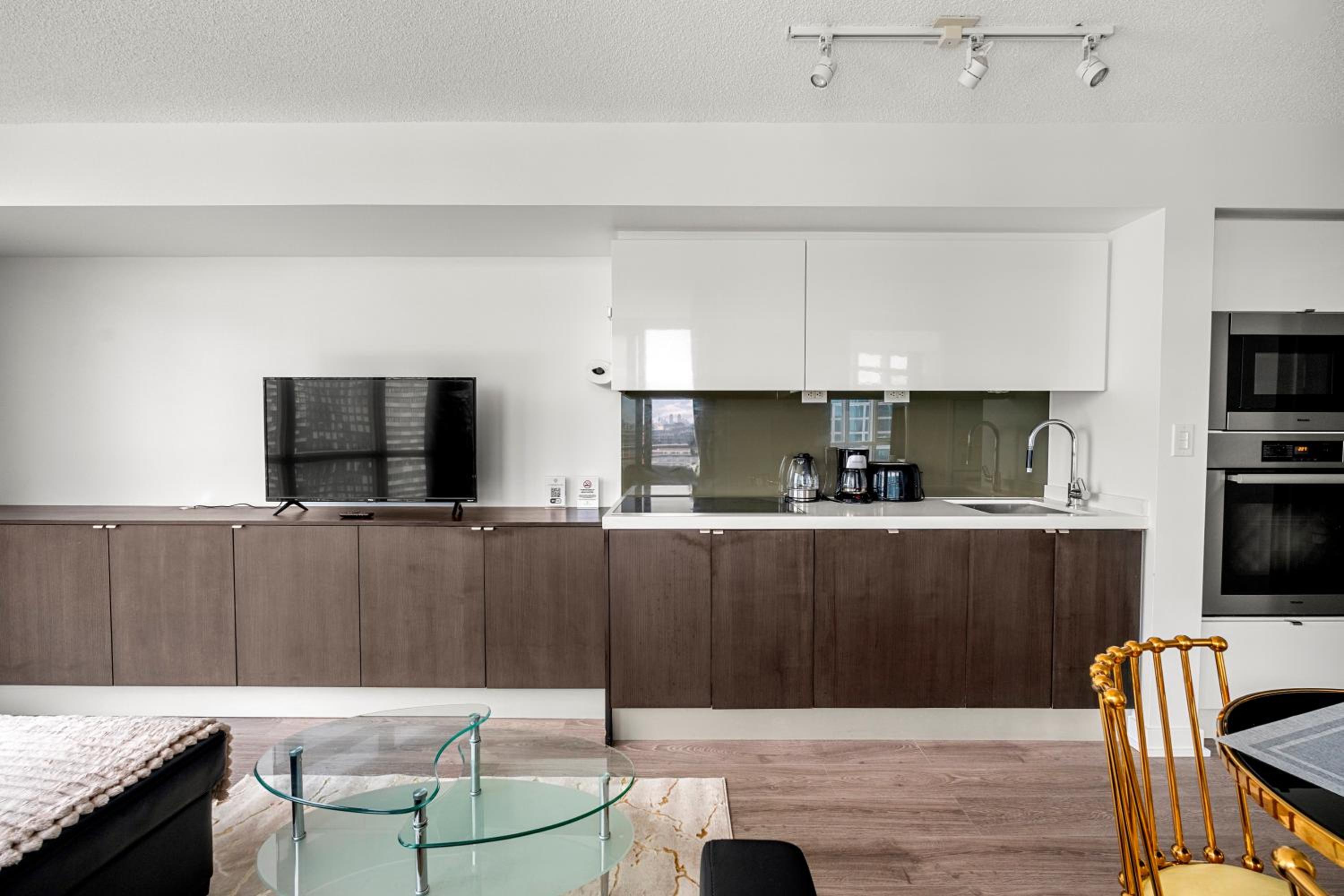 Bright 1 Bedroom Condo Iceboat Terrace Downtown Toronto