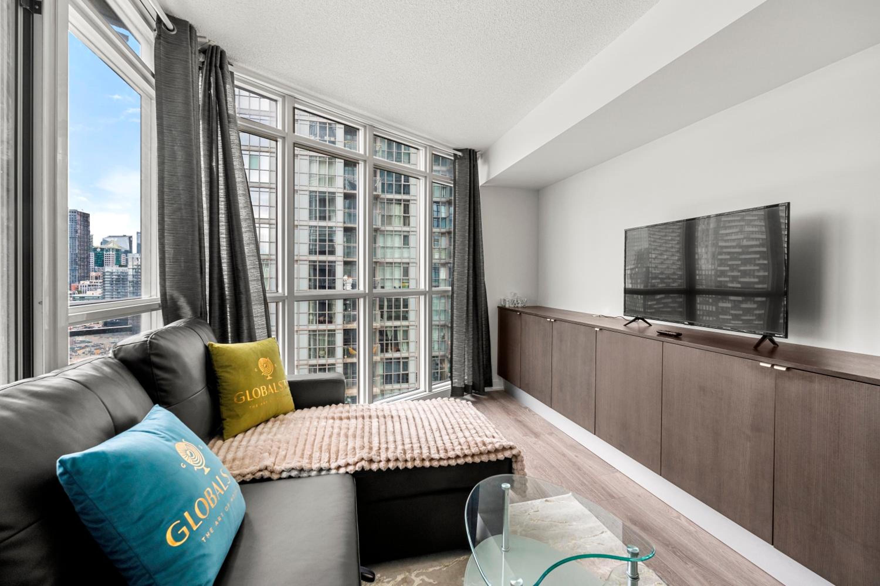 Bright 1 Bedroom Condo Iceboat Terrace Downtown Toronto