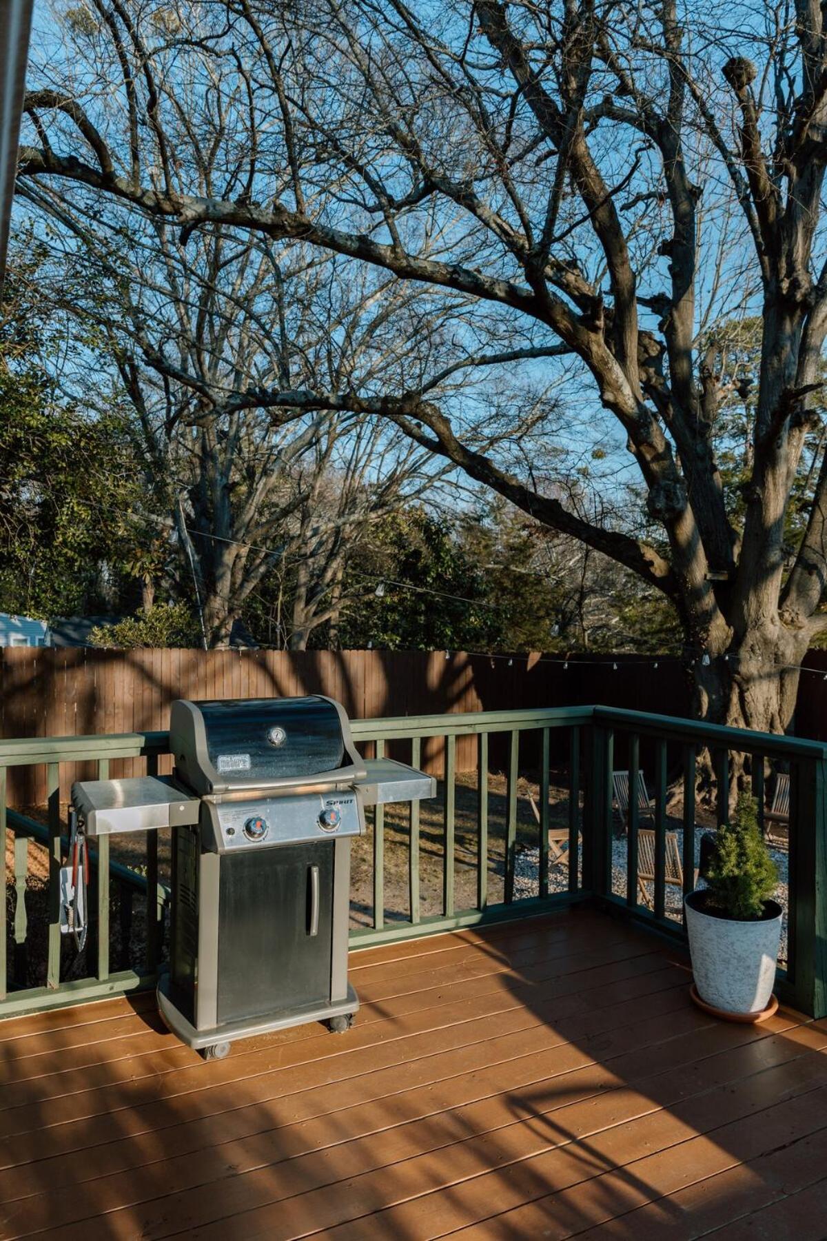 Speakeasy, Hot Tub, Putt Putt, Outdoor Theatre, 8 minutes from Downtown Greenville
