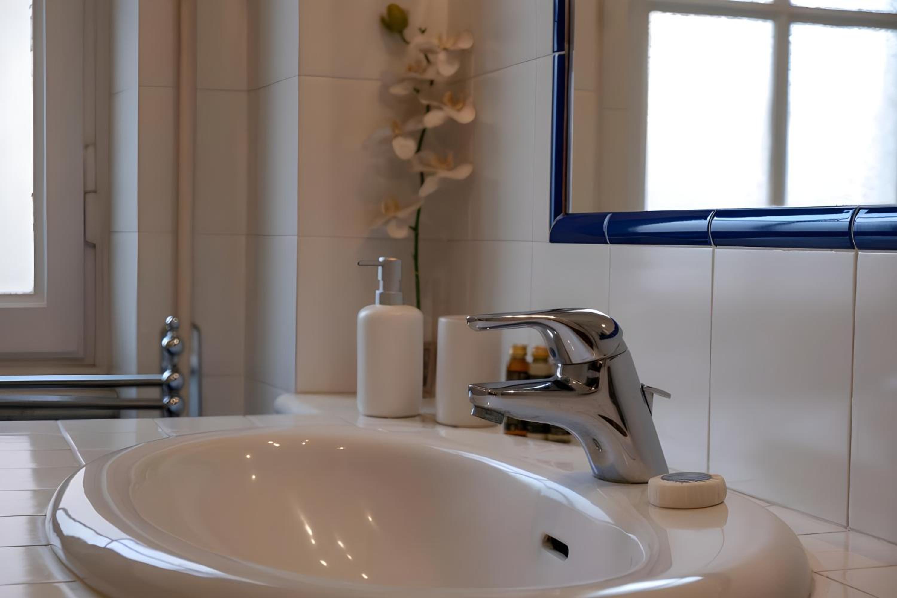 Elegantis Solinda Suite Apartment with Private Terrace - Steps from Metro, Tram & Bus to Rome's Historic Center