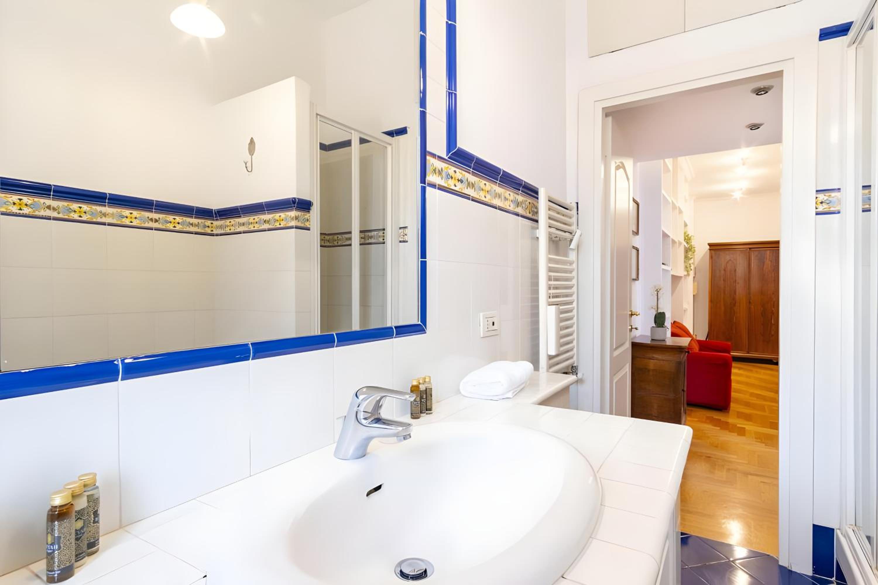 Elegantis Solinda Suite Apartment with Private Terrace - Steps from Metro, Tram & Bus to Rome's Historic Center