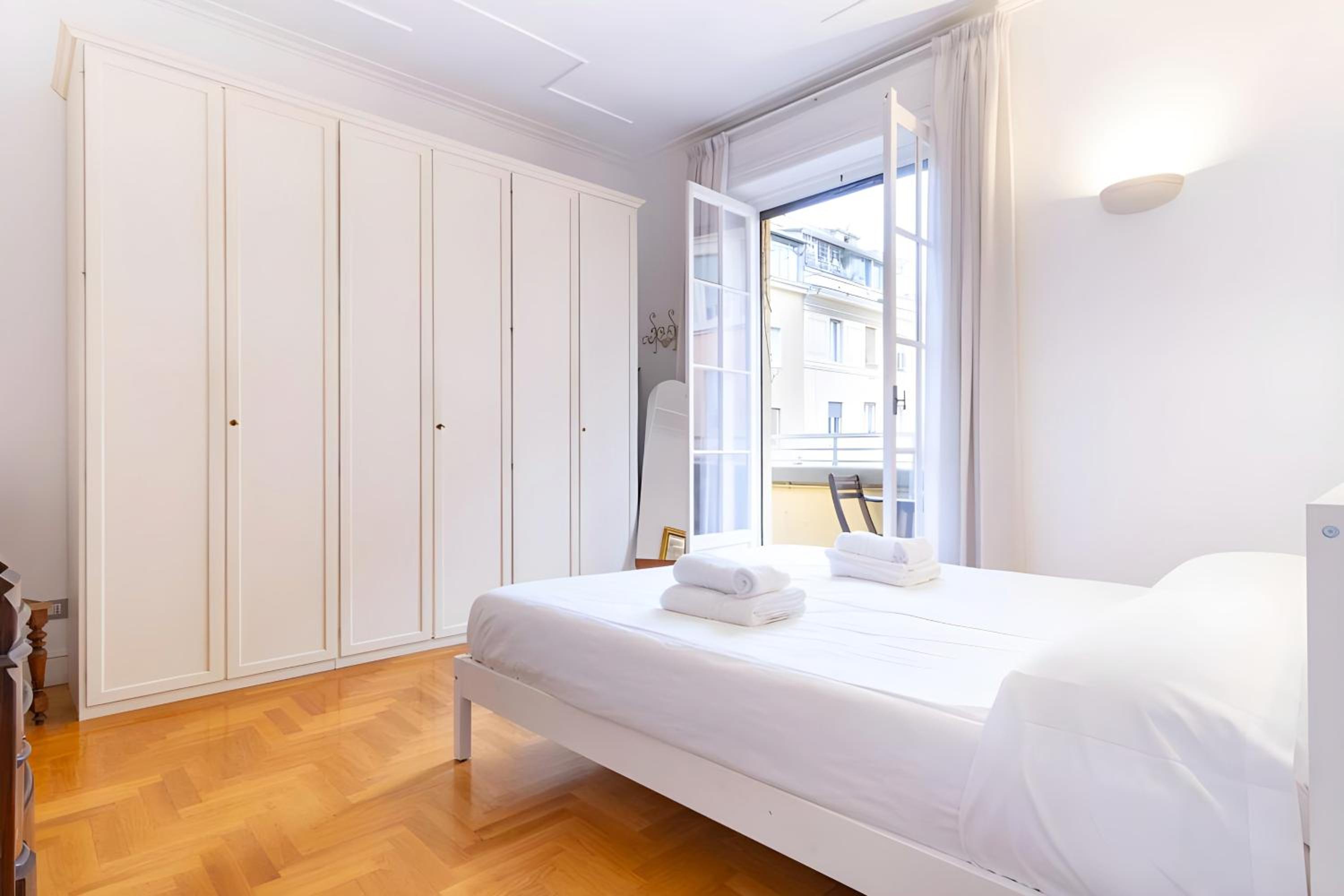 Elegantis Solinda Suite Apartment with Private Terrace - Steps from Metro, Tram & Bus to Rome's Historic Center