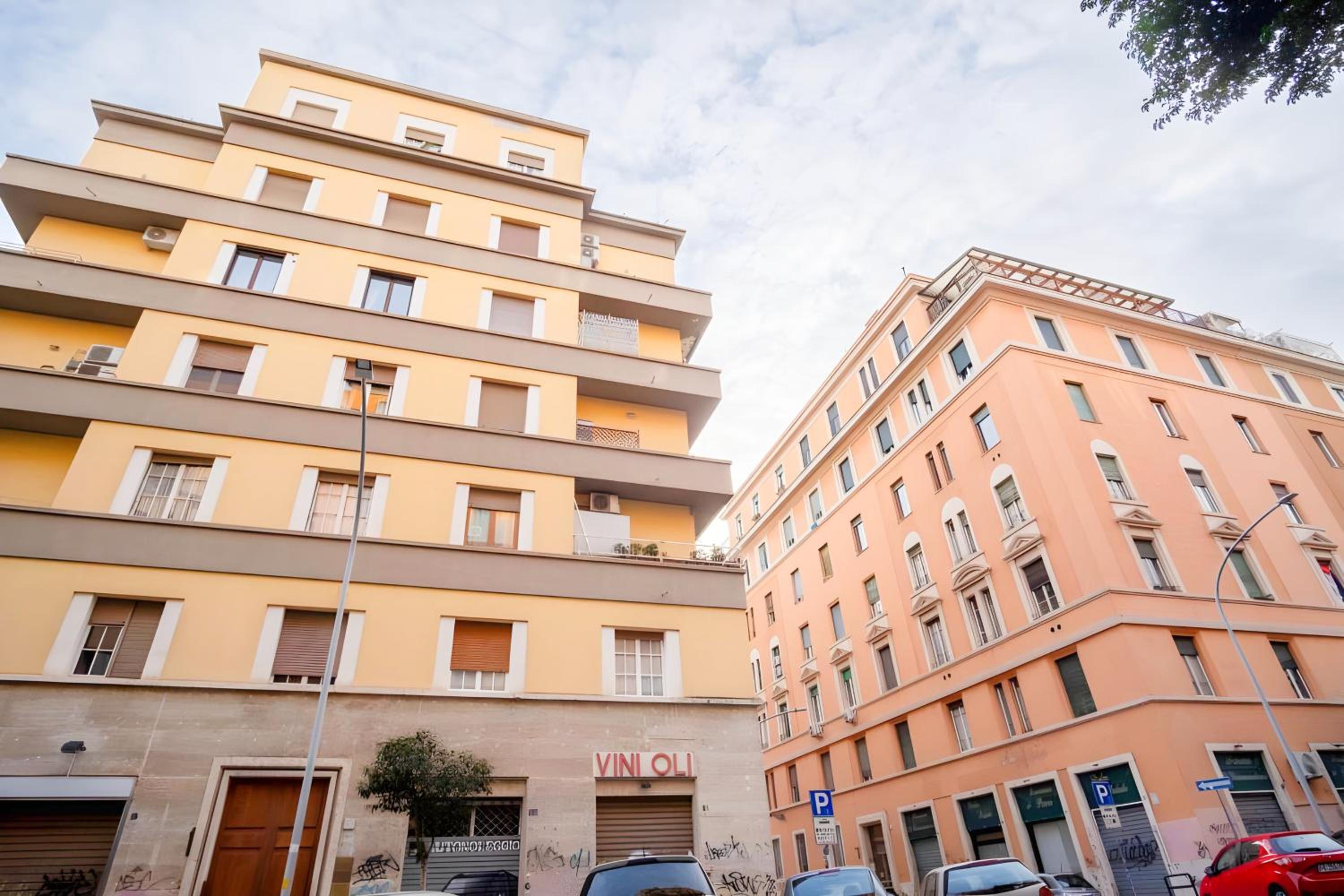 Elegantis Solinda Suite Apartment with Private Terrace - Steps from Metro, Tram & Bus to Rome's Historic Center