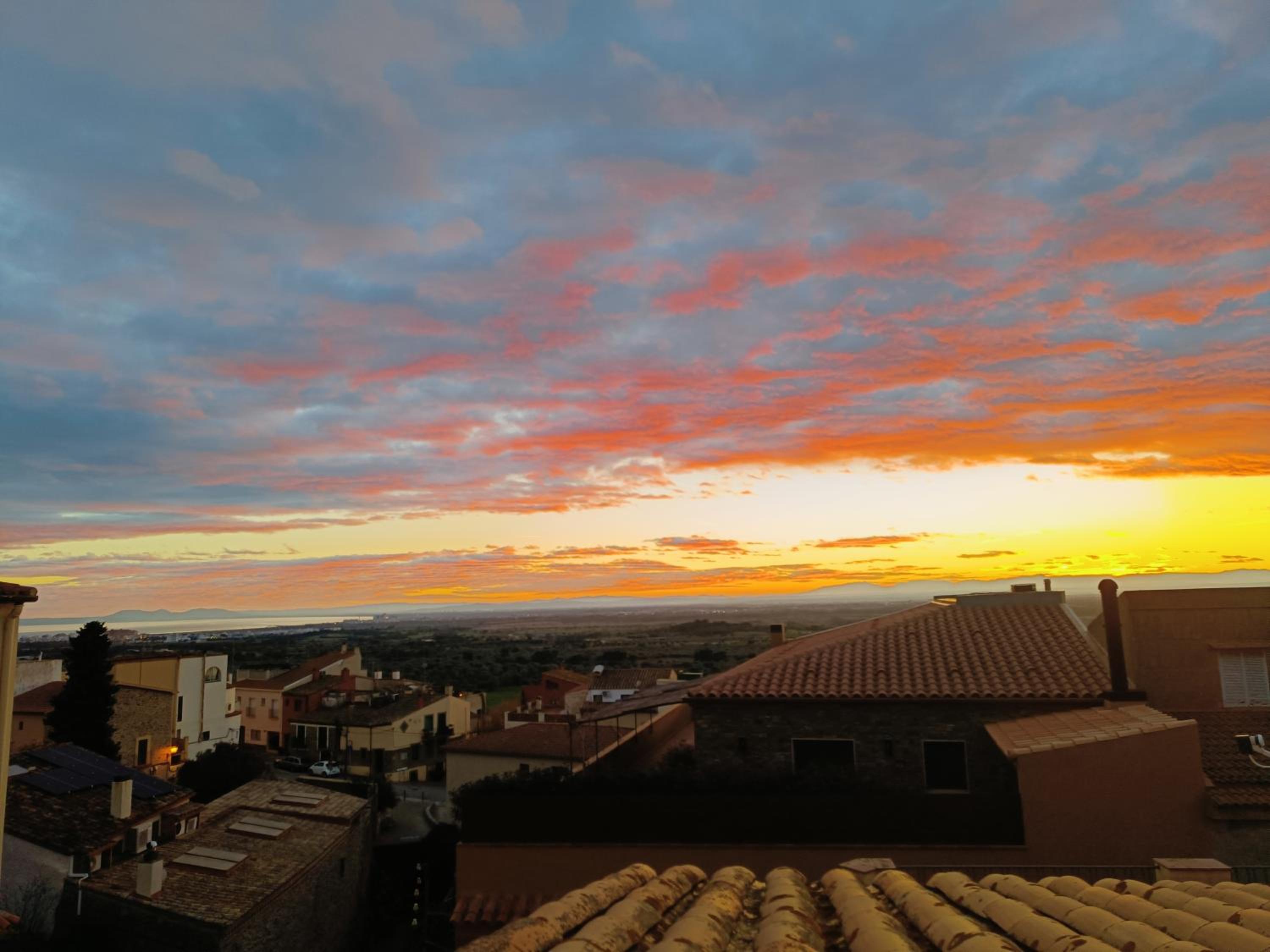 Sunny Relaxing Penthouse Costa Brava, Sea & Mountain Views, Huge Terrace, Fiber 1GB
