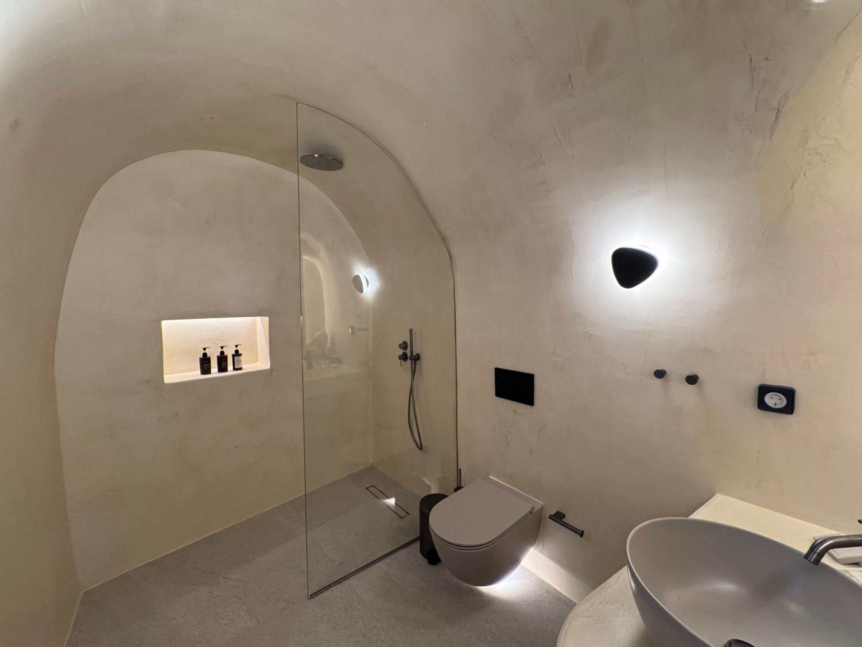 Caldera's Dream Cave House with hot tub & sea view