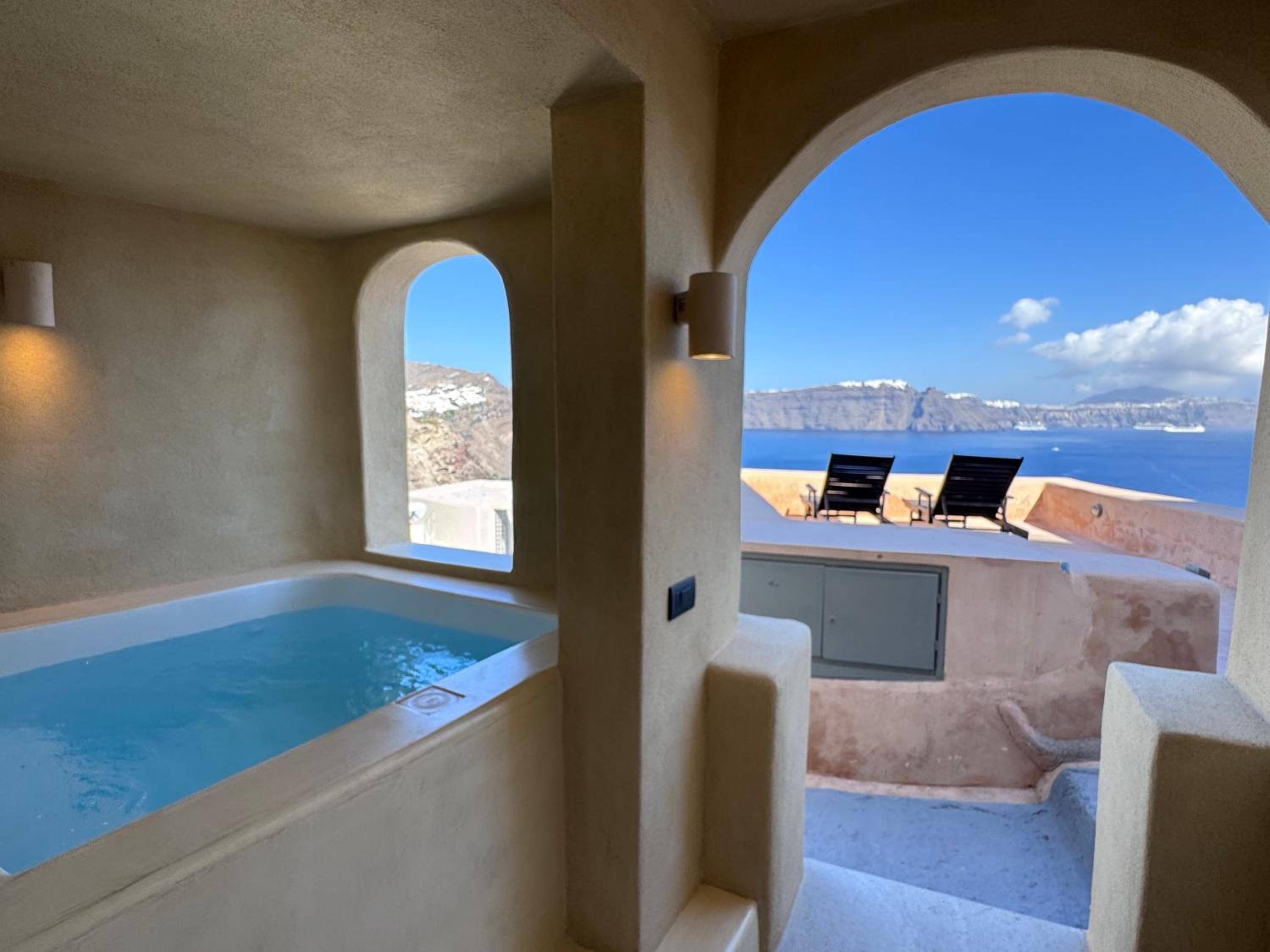 Caldera's Dream Cave House with hot tub & sea view