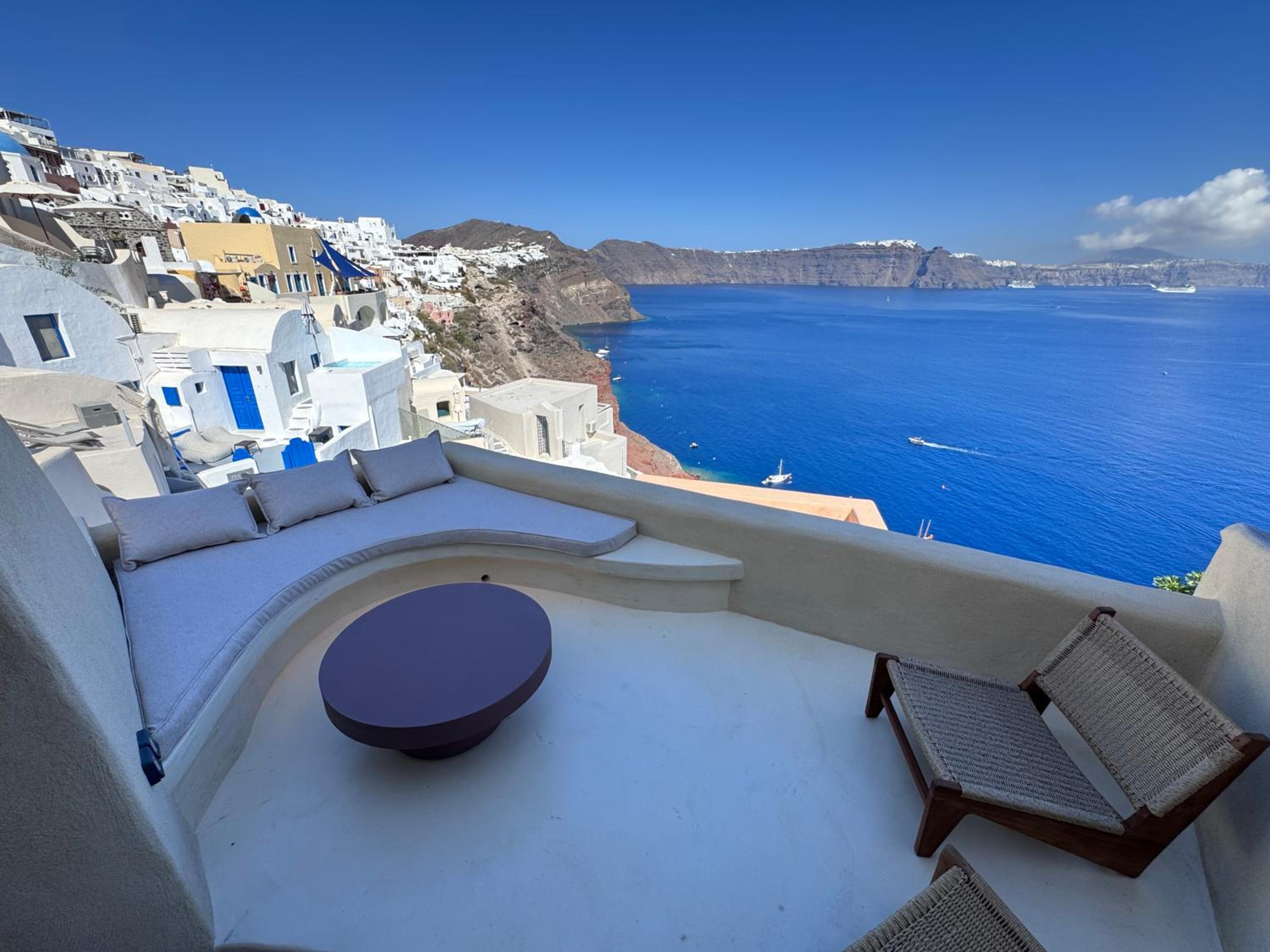 Caldera's Dream Cave House with hot tub & sea view