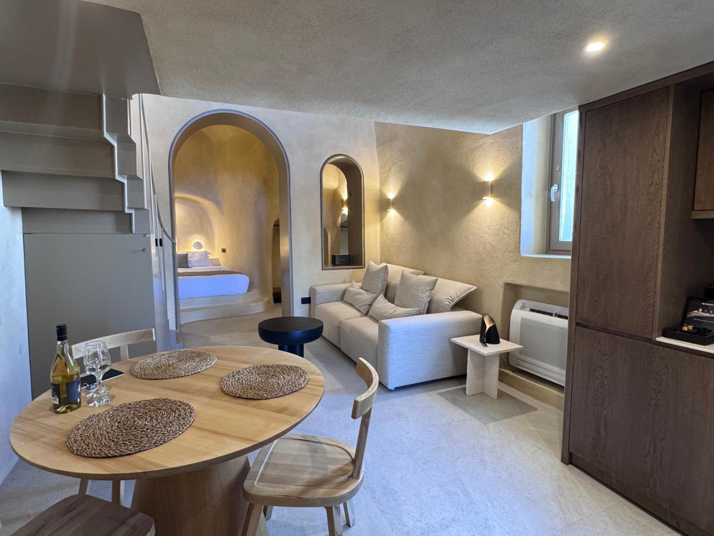 Caldera's Dream Cave House with hot tub & sea view