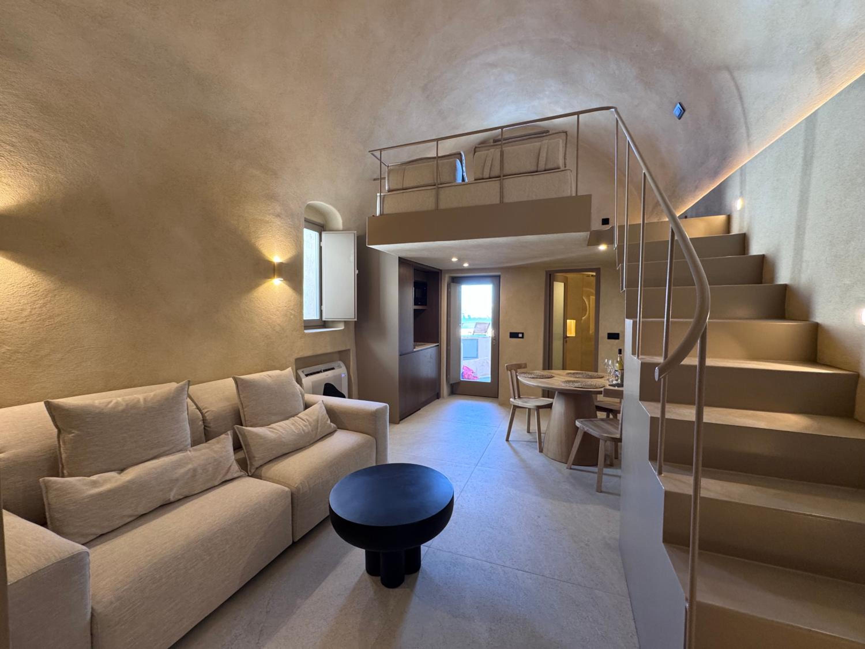 Caldera's Dream Cave House with hot tub & sea view