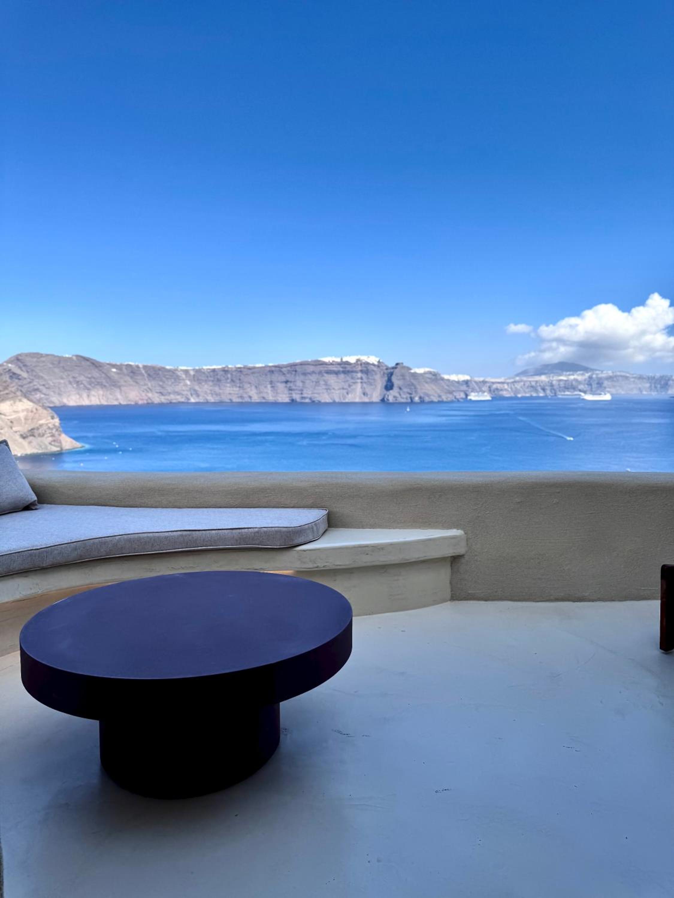 Caldera's Dream Cave House with hot tub & sea view