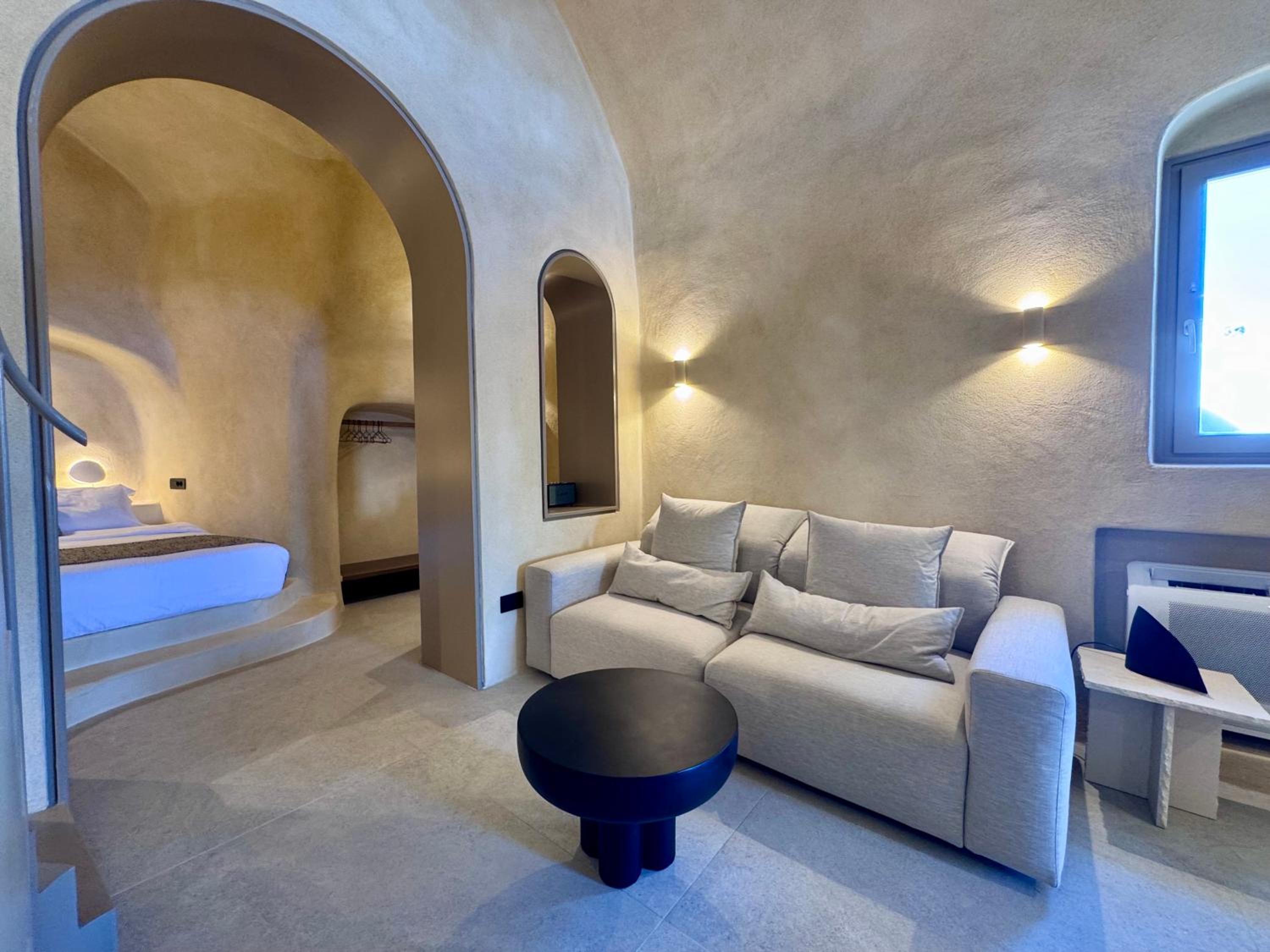 Caldera's Dream Cave House with hot tub & sea view