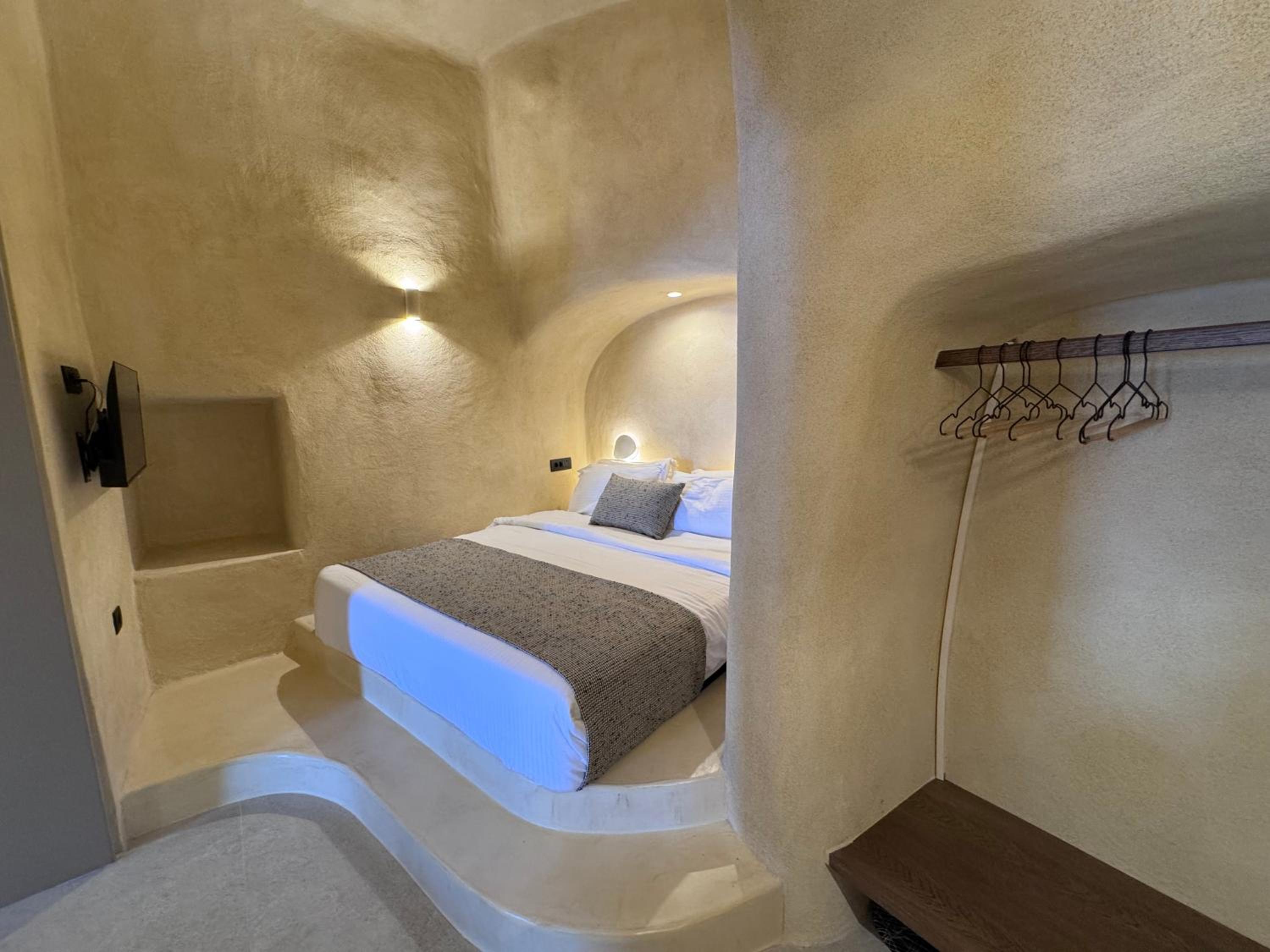 Caldera's Dream Cave House with hot tub & sea view