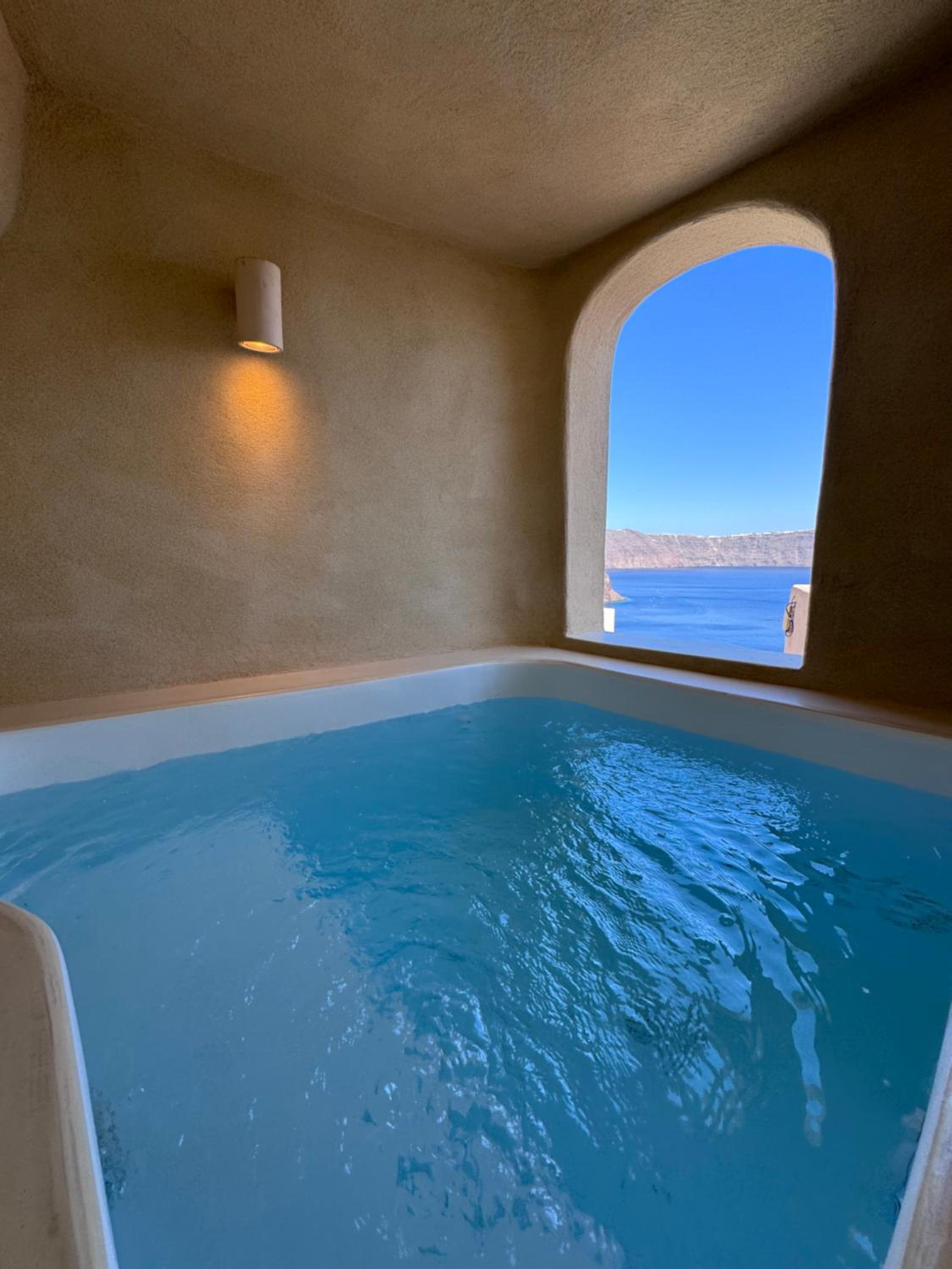 Caldera's Dream Cave House with hot tub & sea view
