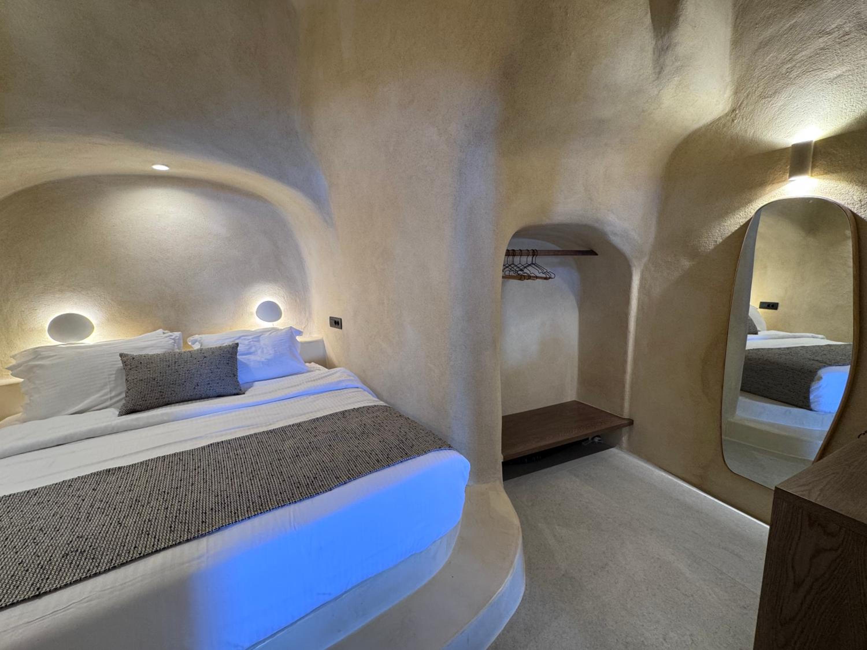 Caldera's Dream Cave House with hot tub & sea view