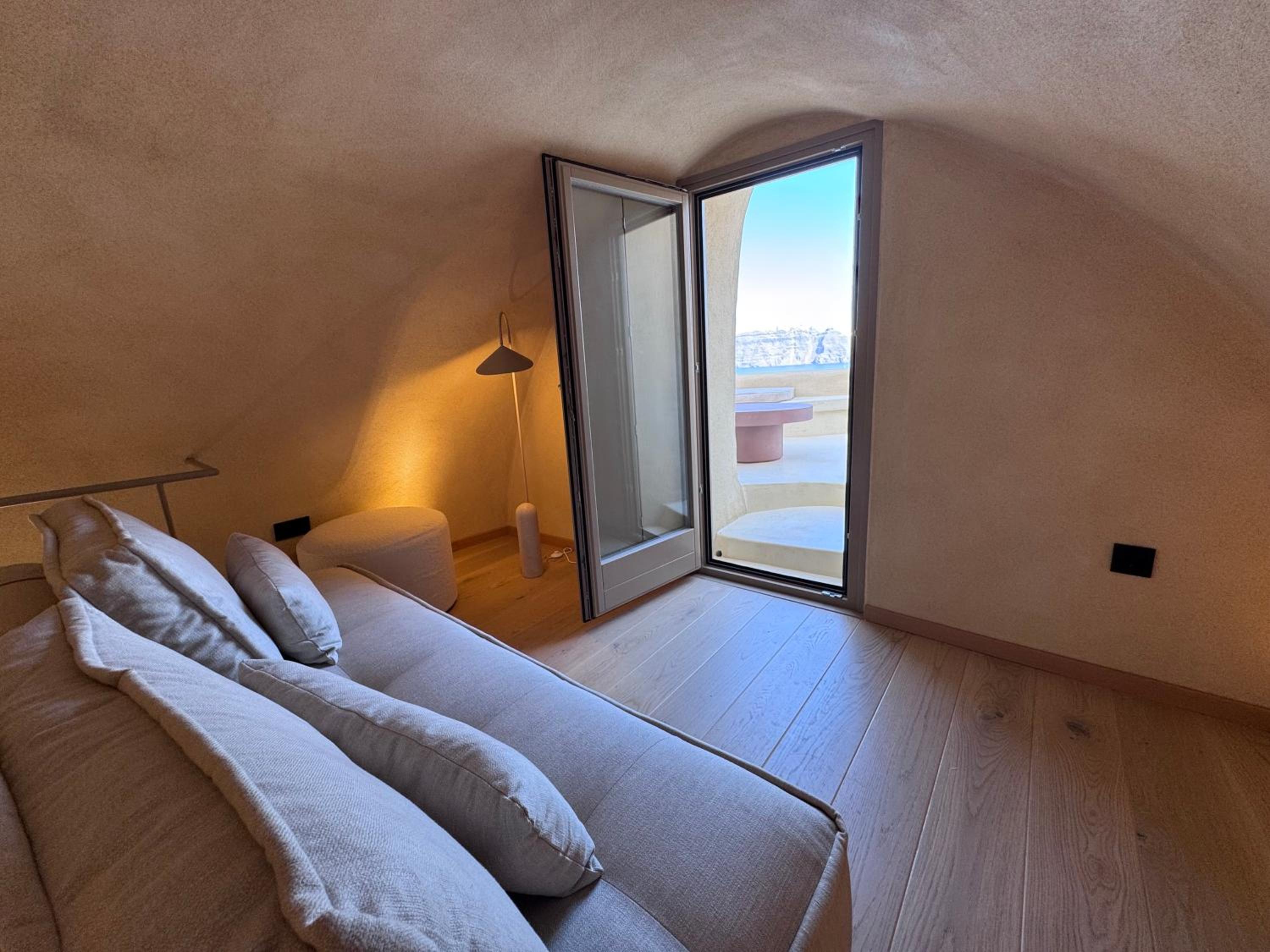Caldera's Dream Cave House with hot tub & sea view