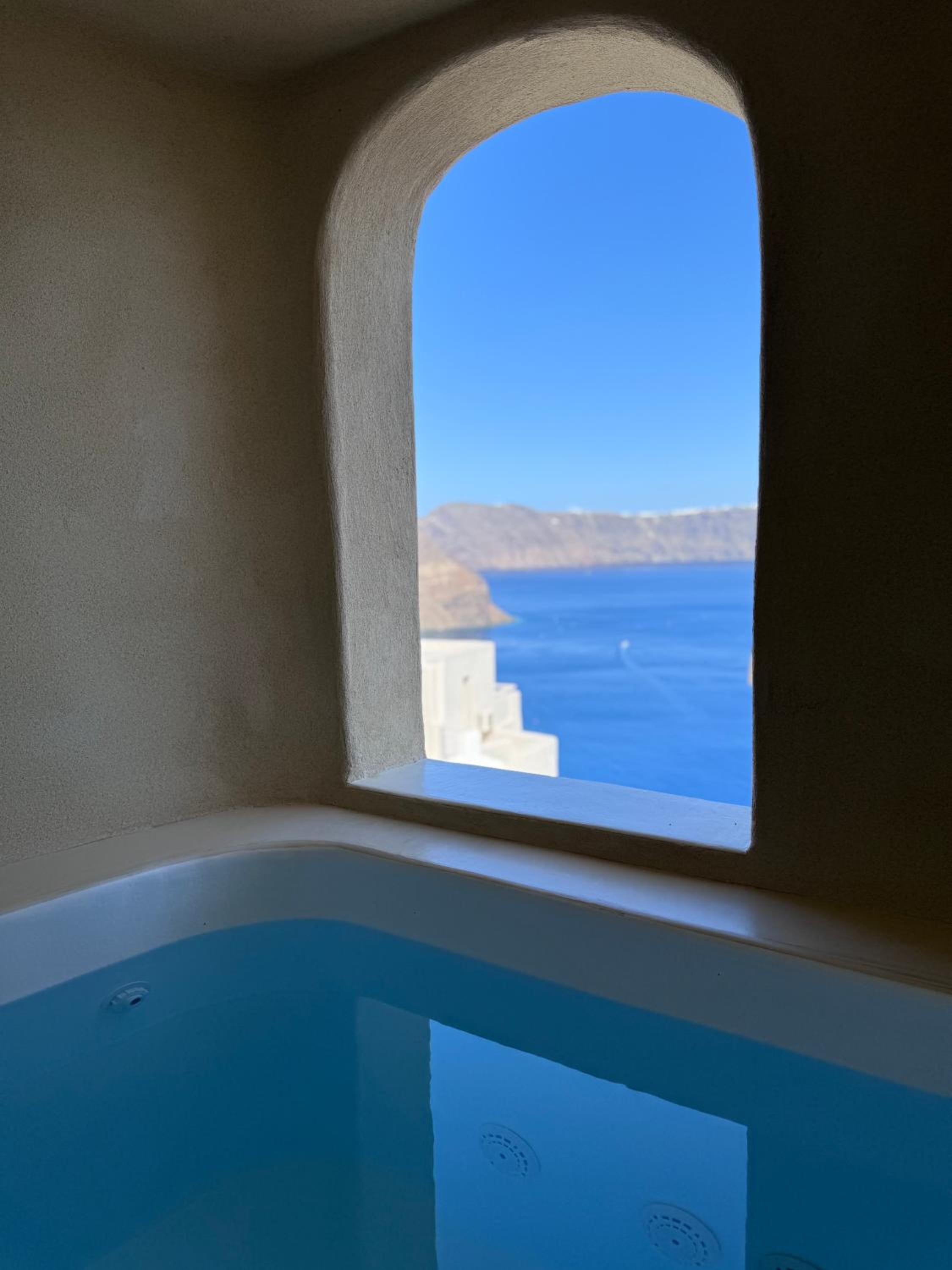 Caldera's Dream Cave House with hot tub & sea view
