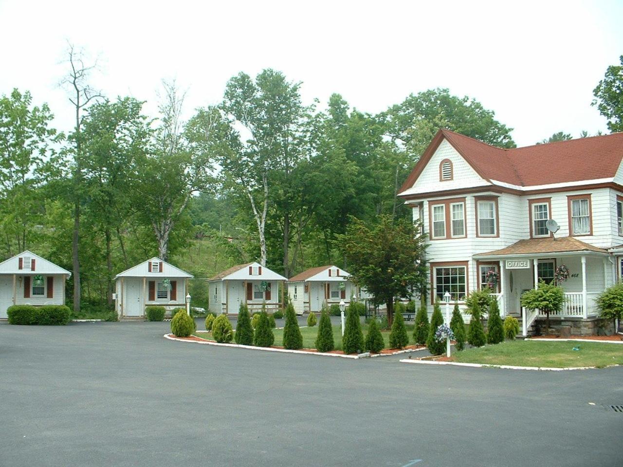Seven Dwarfs Motel & Cabins