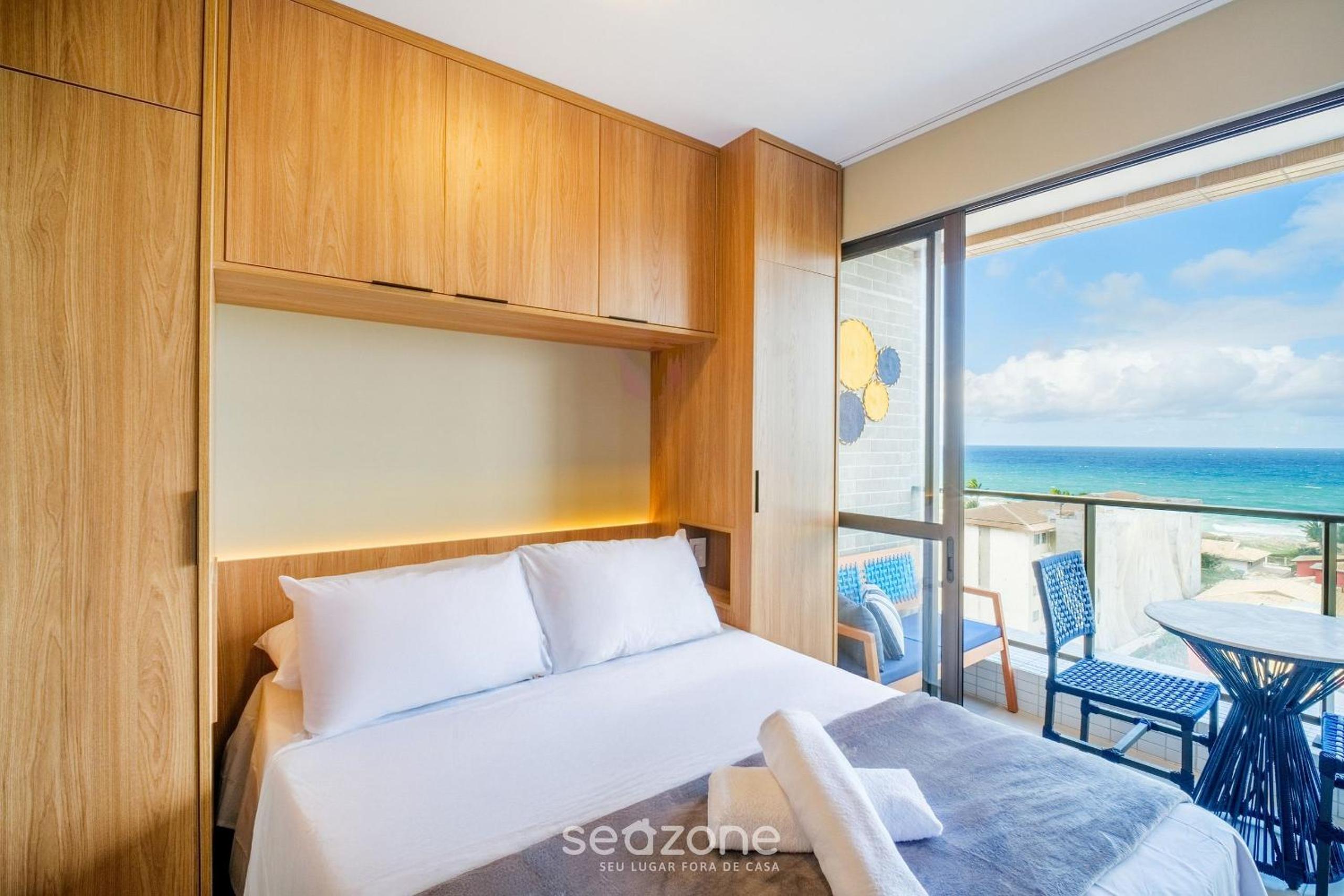 Stay just steps from Itapuã beach, with pool and gym - RGF