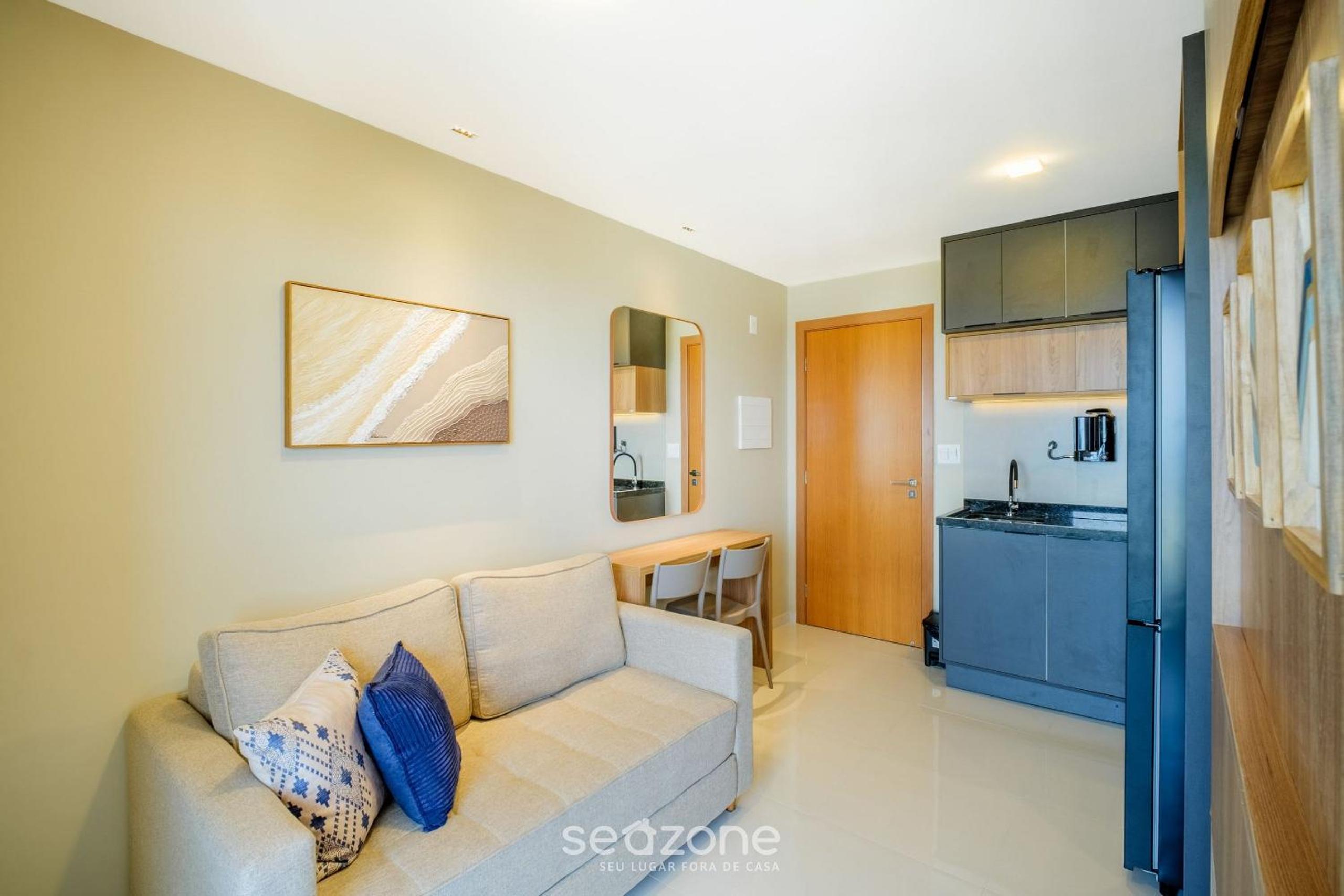Stay just steps from Itapuã beach, with pool and gym - RGF