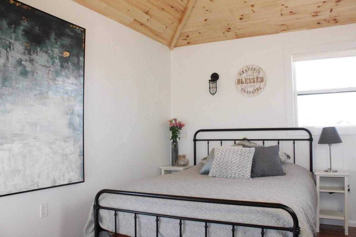 Inn The Orchard, Modern Log Cabin, on water edge
