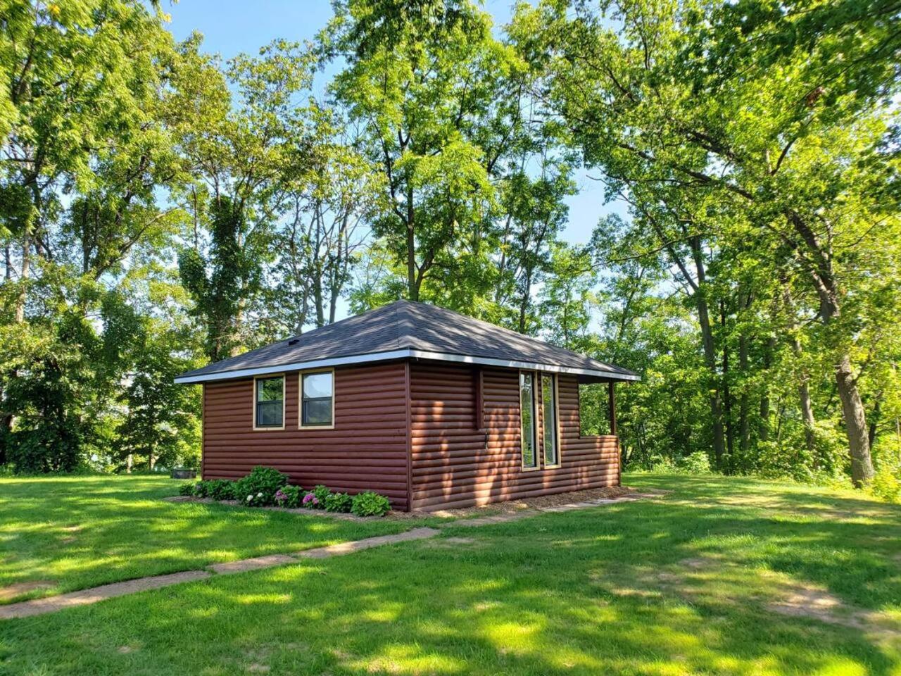 Inn The Orchard, Modern Log Cabin, on water edge