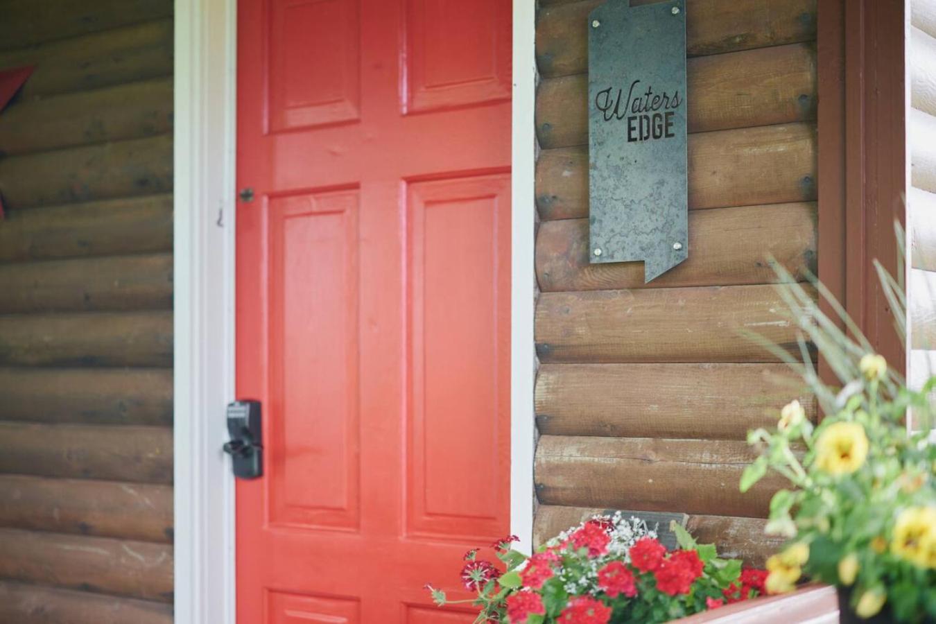 Inn The Orchard, Modern Log Cabin, on water edge