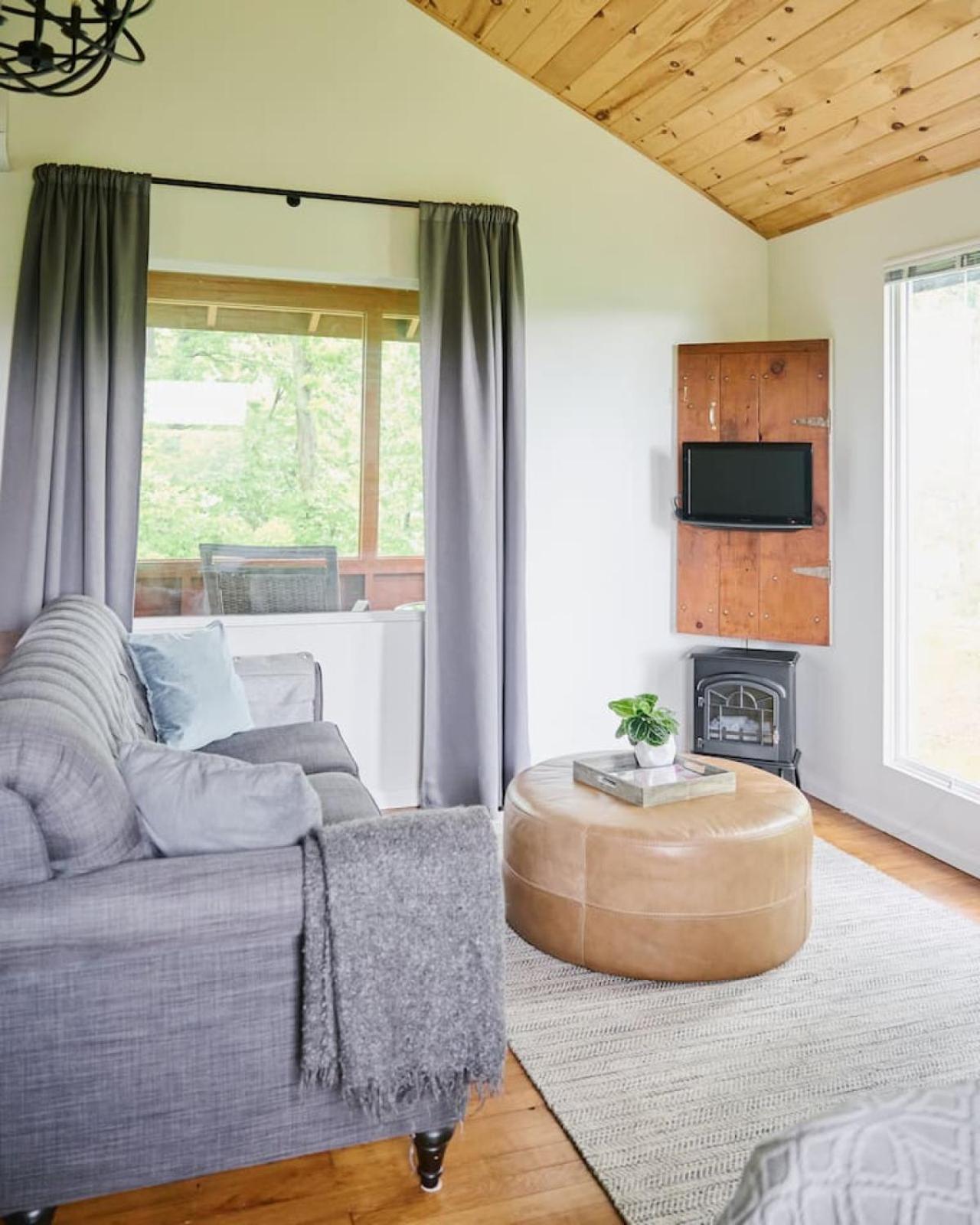 Inn The Orchard, Modern Log Cabin, on water edge