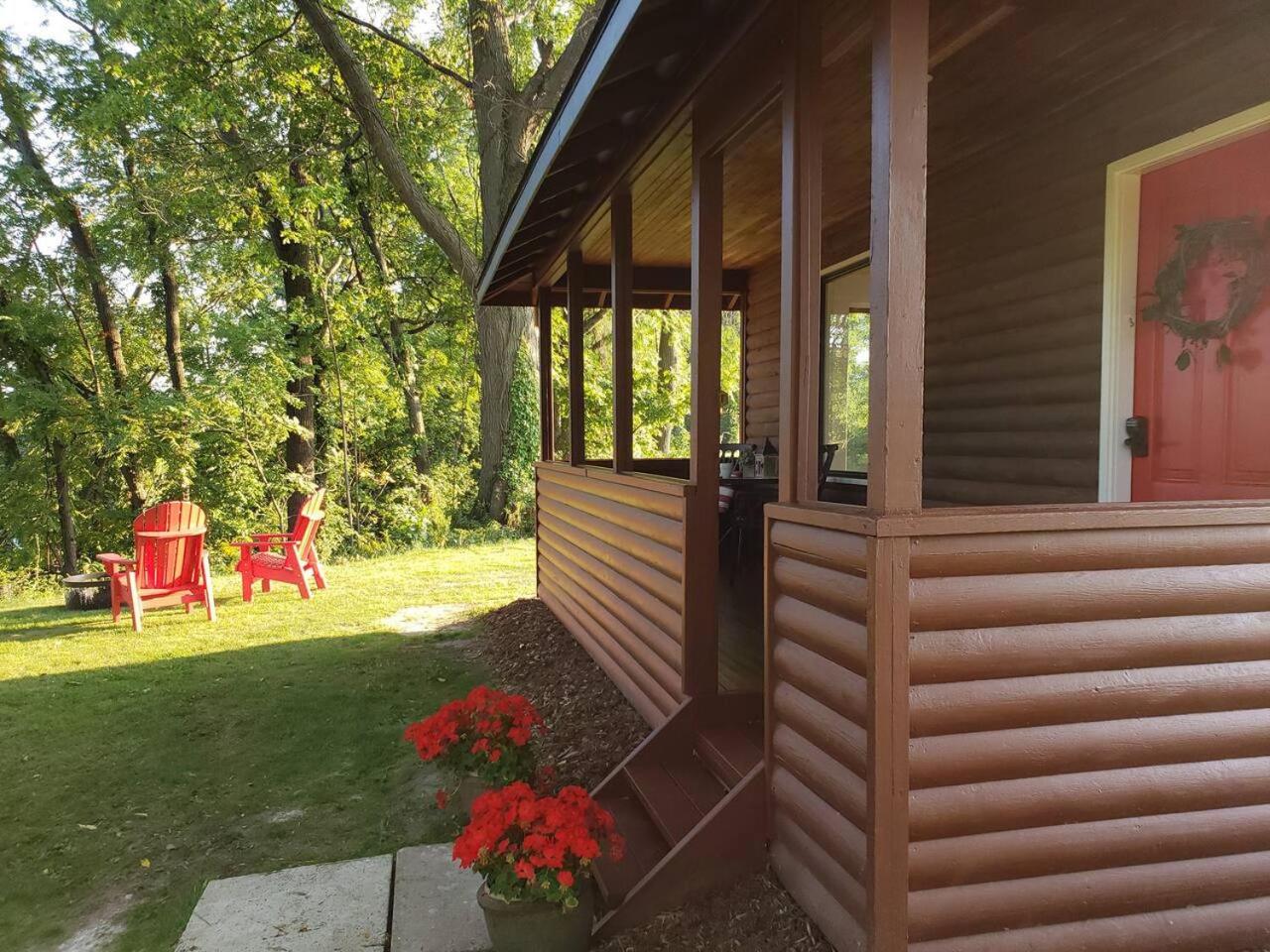 Inn The Orchard, Modern Log Cabin, on water edge