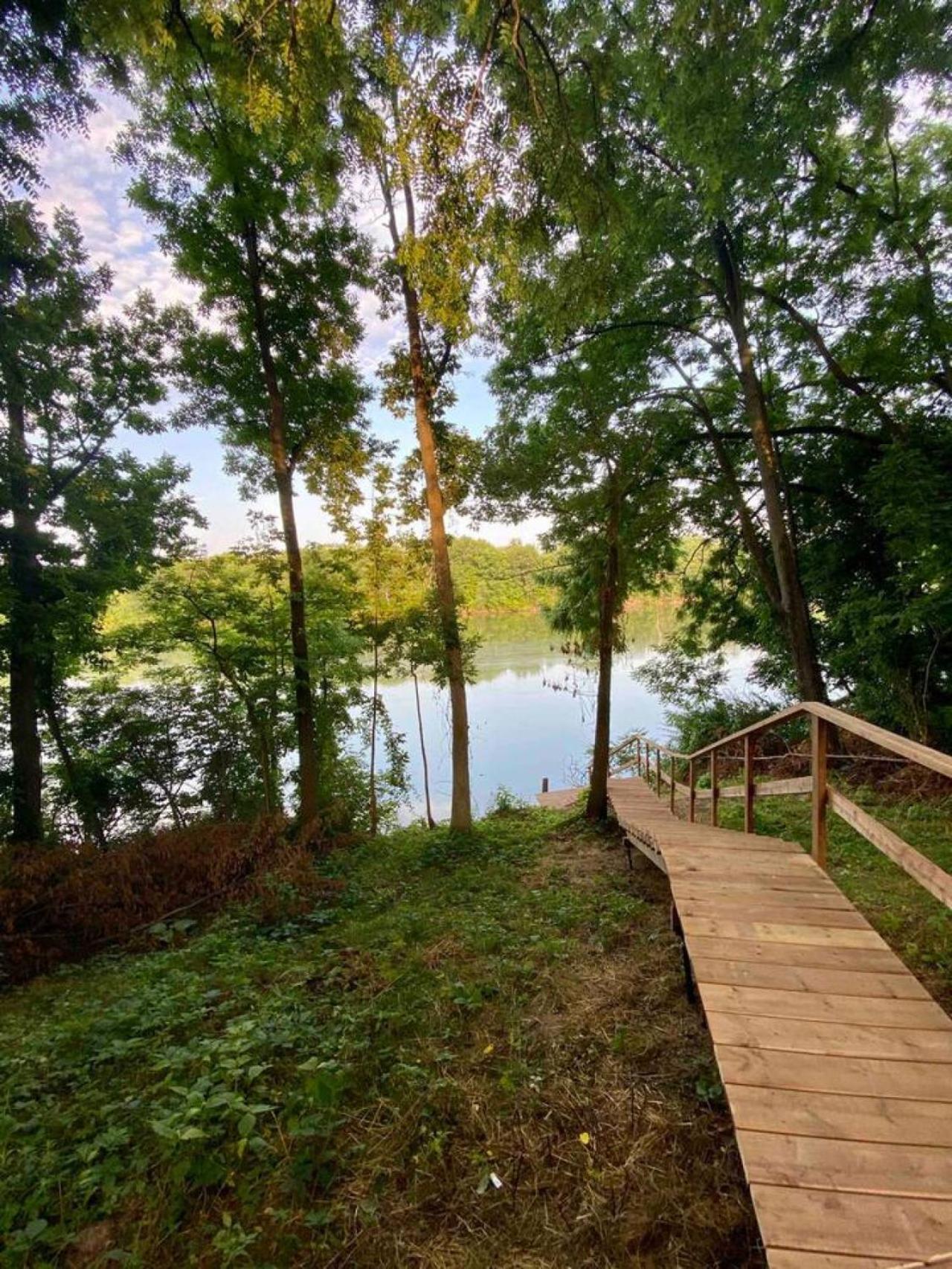 Inn The Orchard, Modern Log Cabin, on water edge