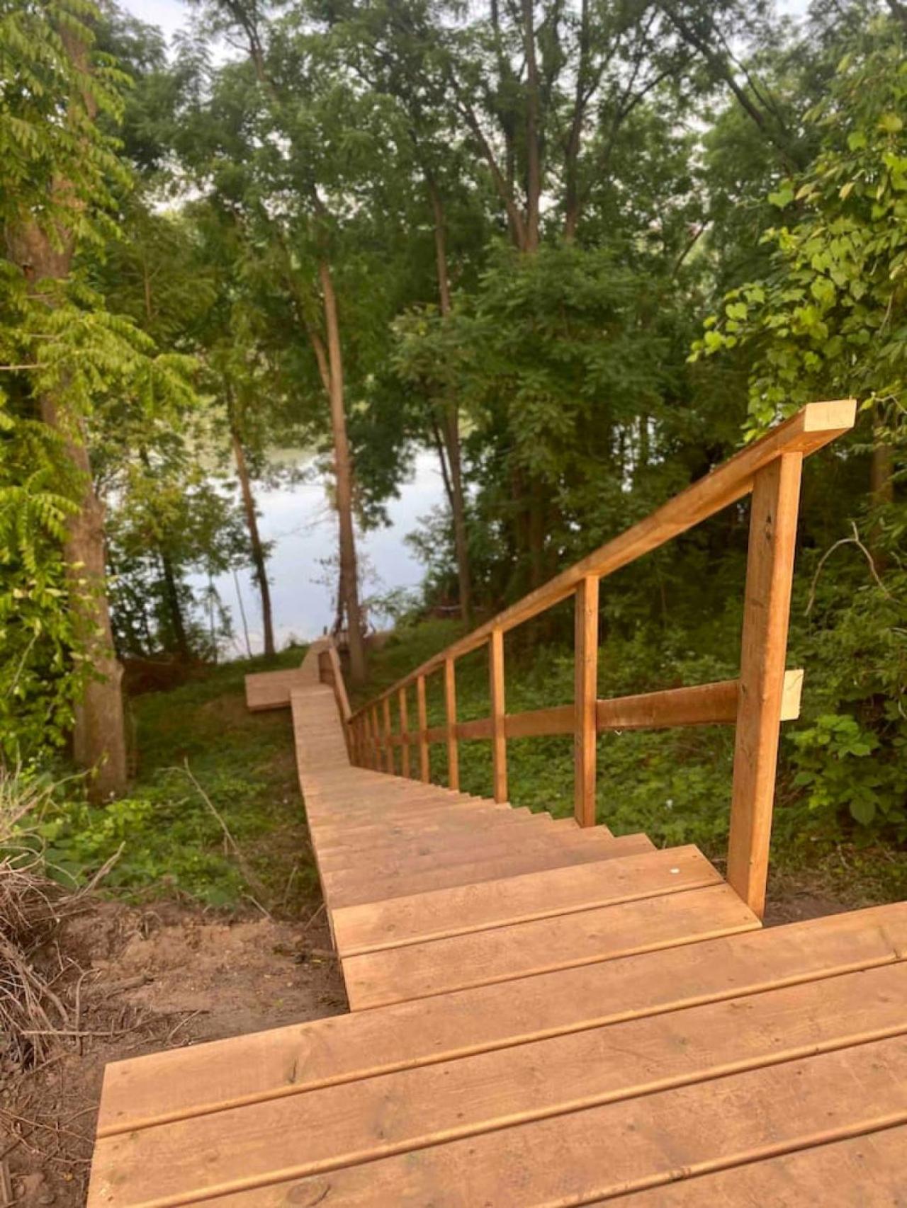 Inn The Orchard, Modern Log Cabin, on water edge