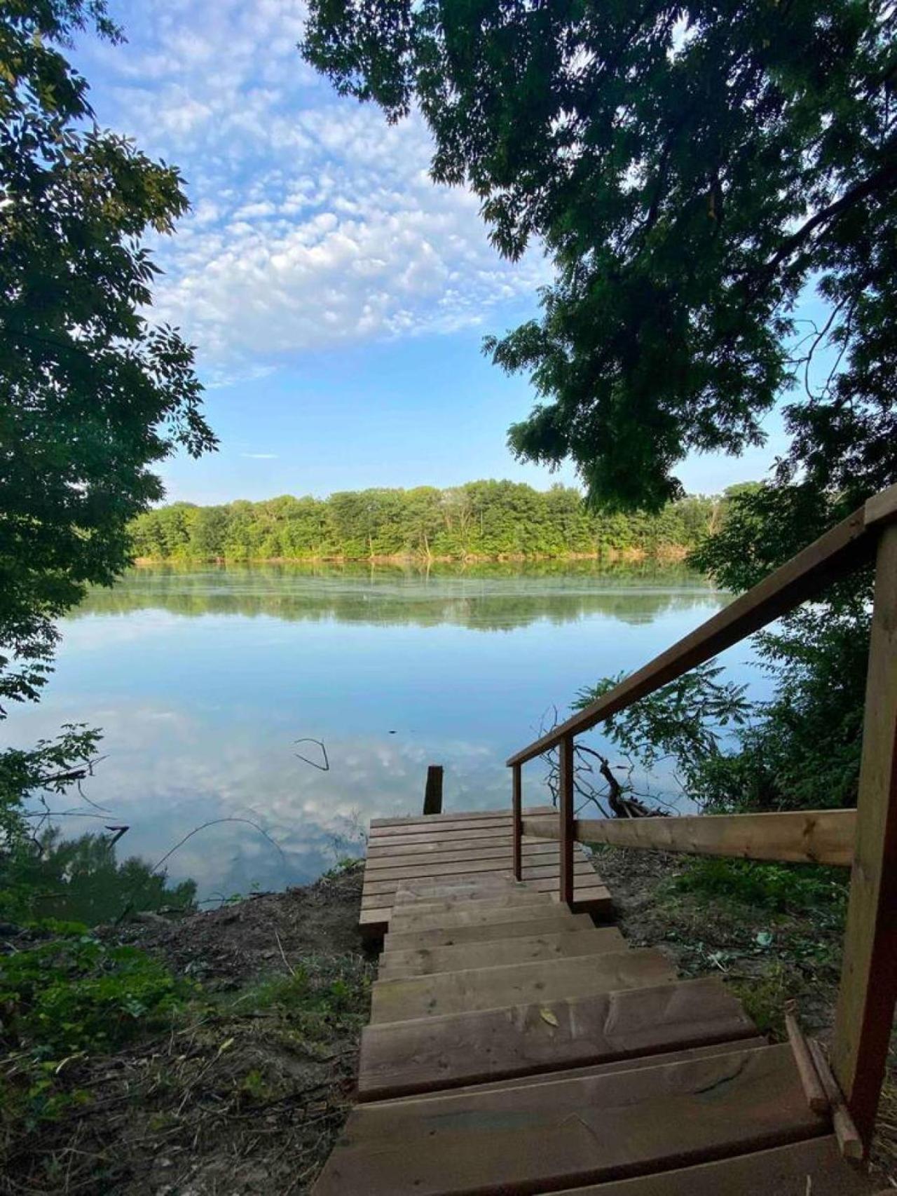Inn The Orchard, Modern Log Cabin, on water edge