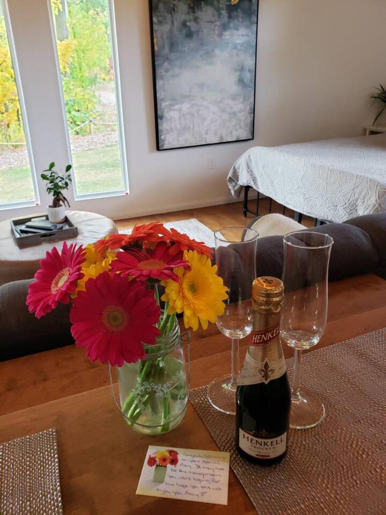 Inn The Orchard, Modern Log Cabin, on water edge