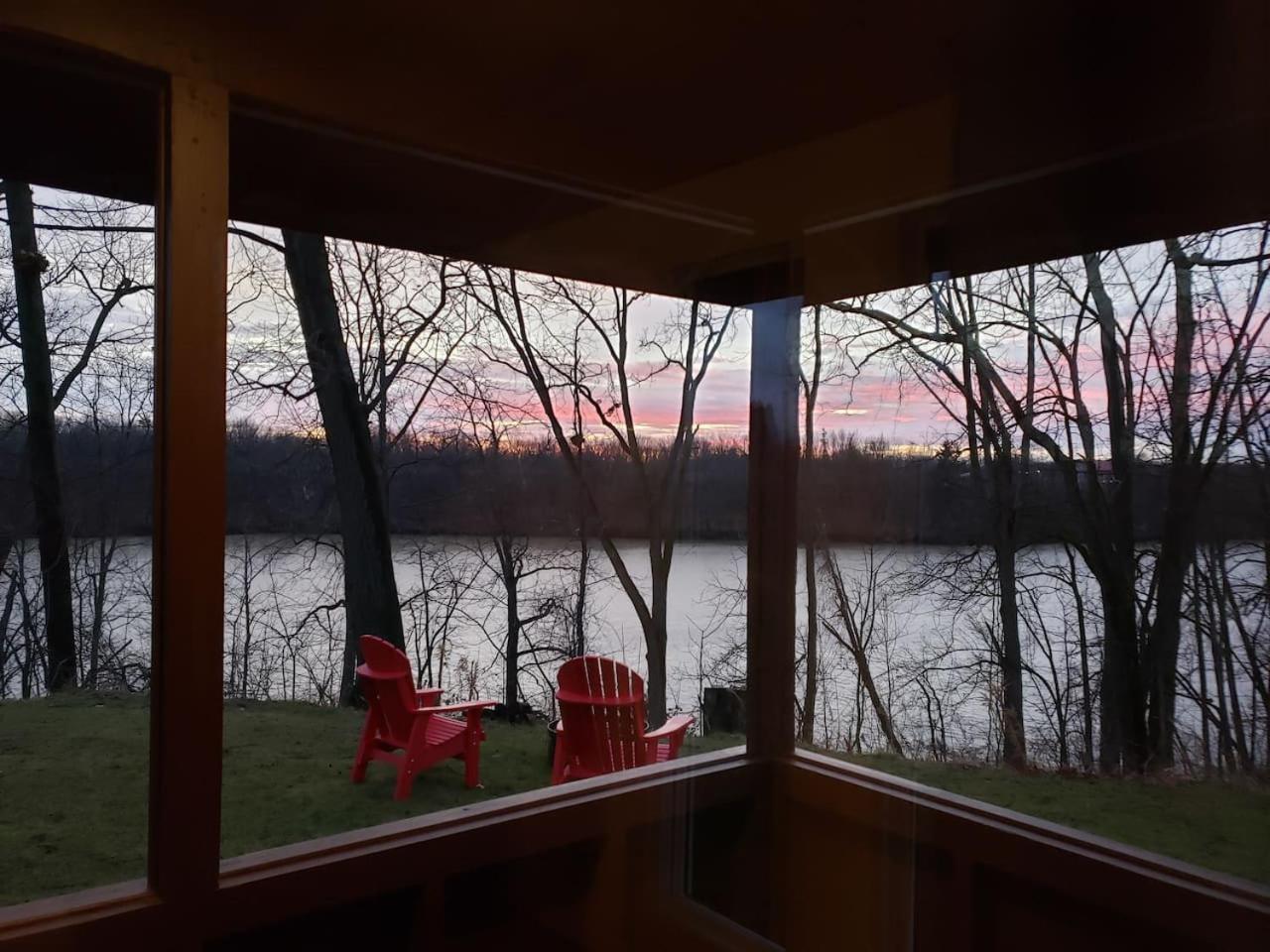 Inn The Orchard, Modern Log Cabin, on water edge