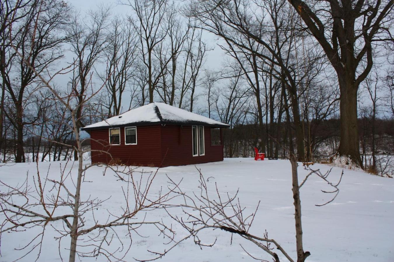 Inn The Orchard, Modern Log Cabin, on water edge