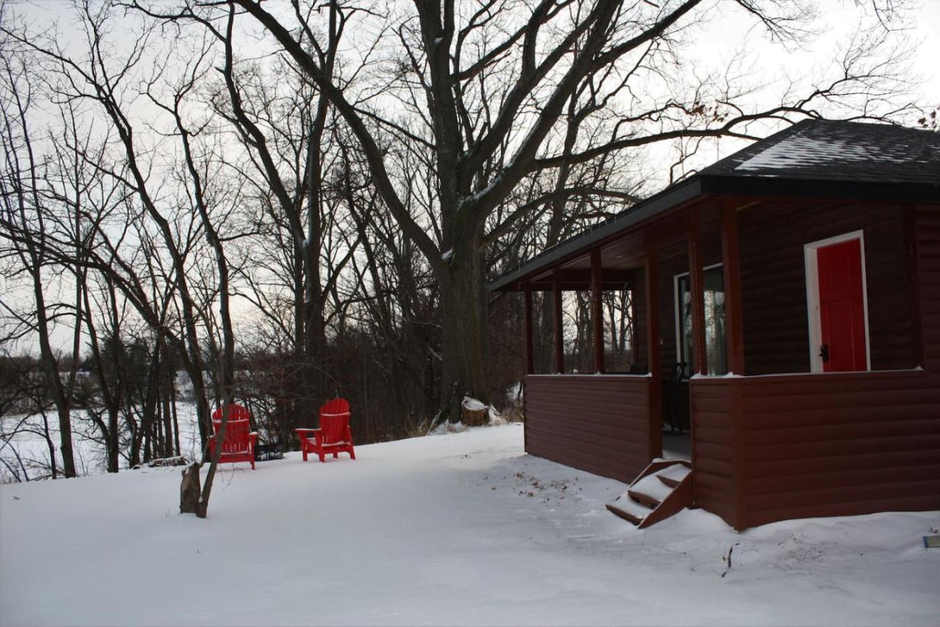 Inn The Orchard, Modern Log Cabin, on water edge
