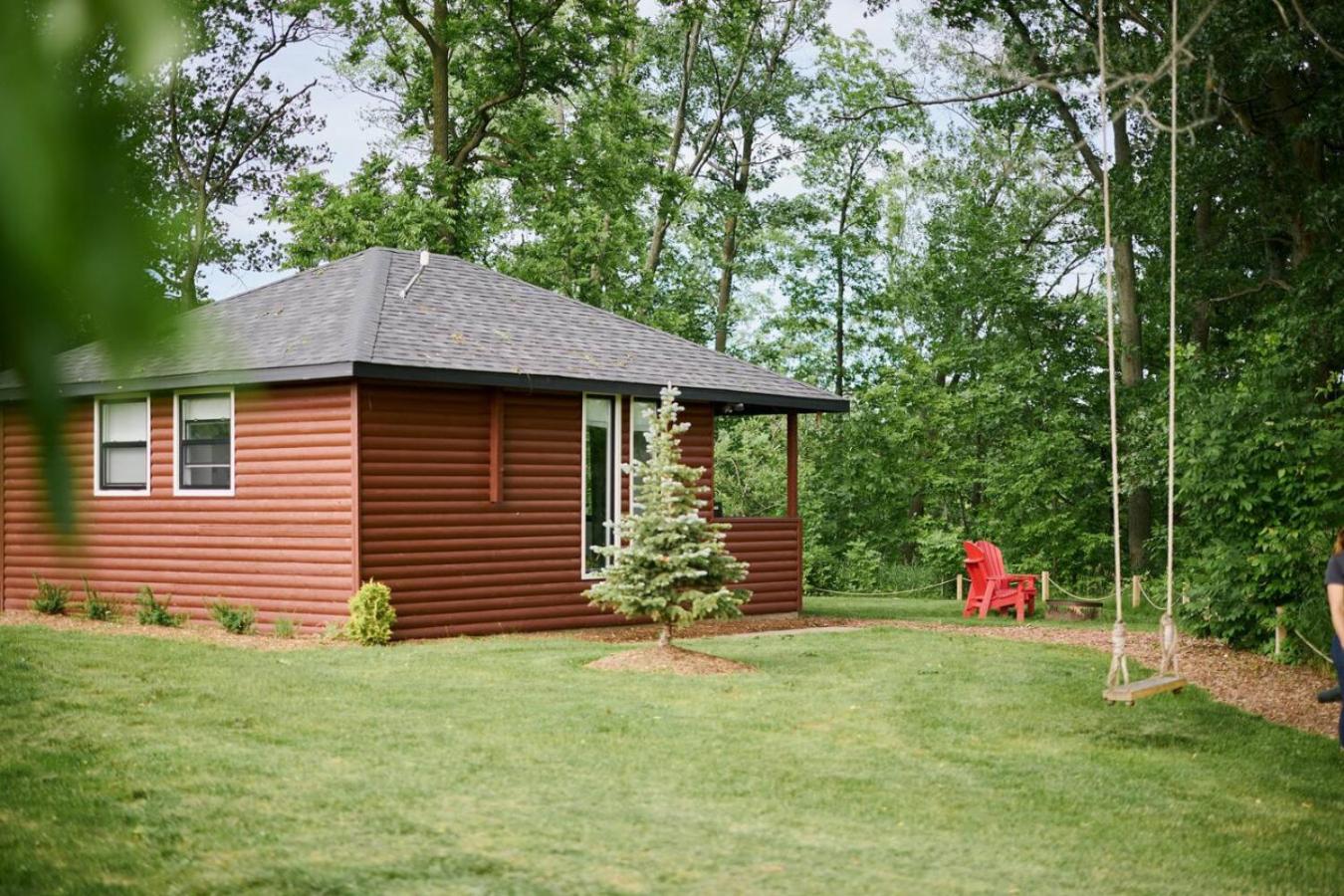Inn The Orchard, Modern Log Cabin, on water edge