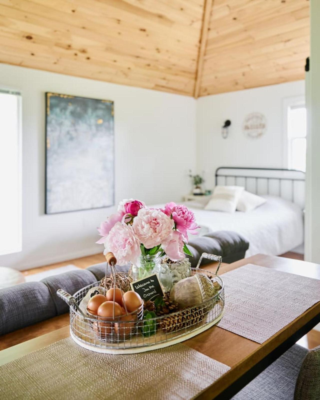 Inn The Orchard, Modern Log Cabin, on water edge
