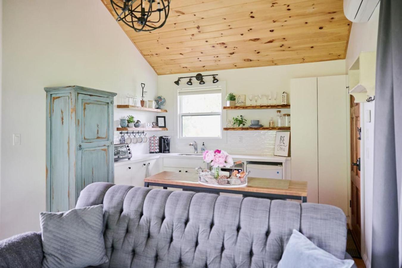 Inn The Orchard, Modern Log Cabin, on water edge