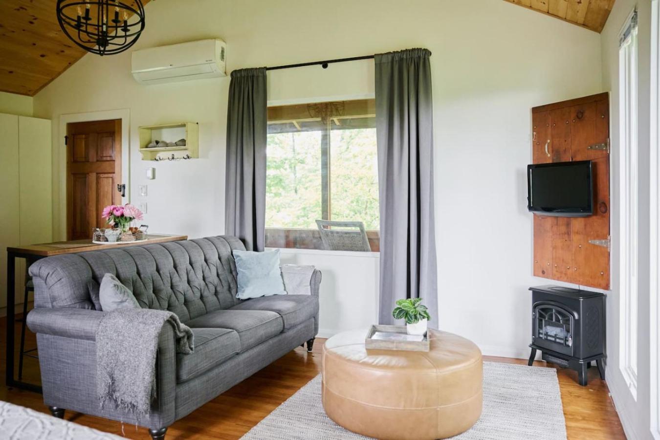 Inn The Orchard, Modern Log Cabin, on water edge