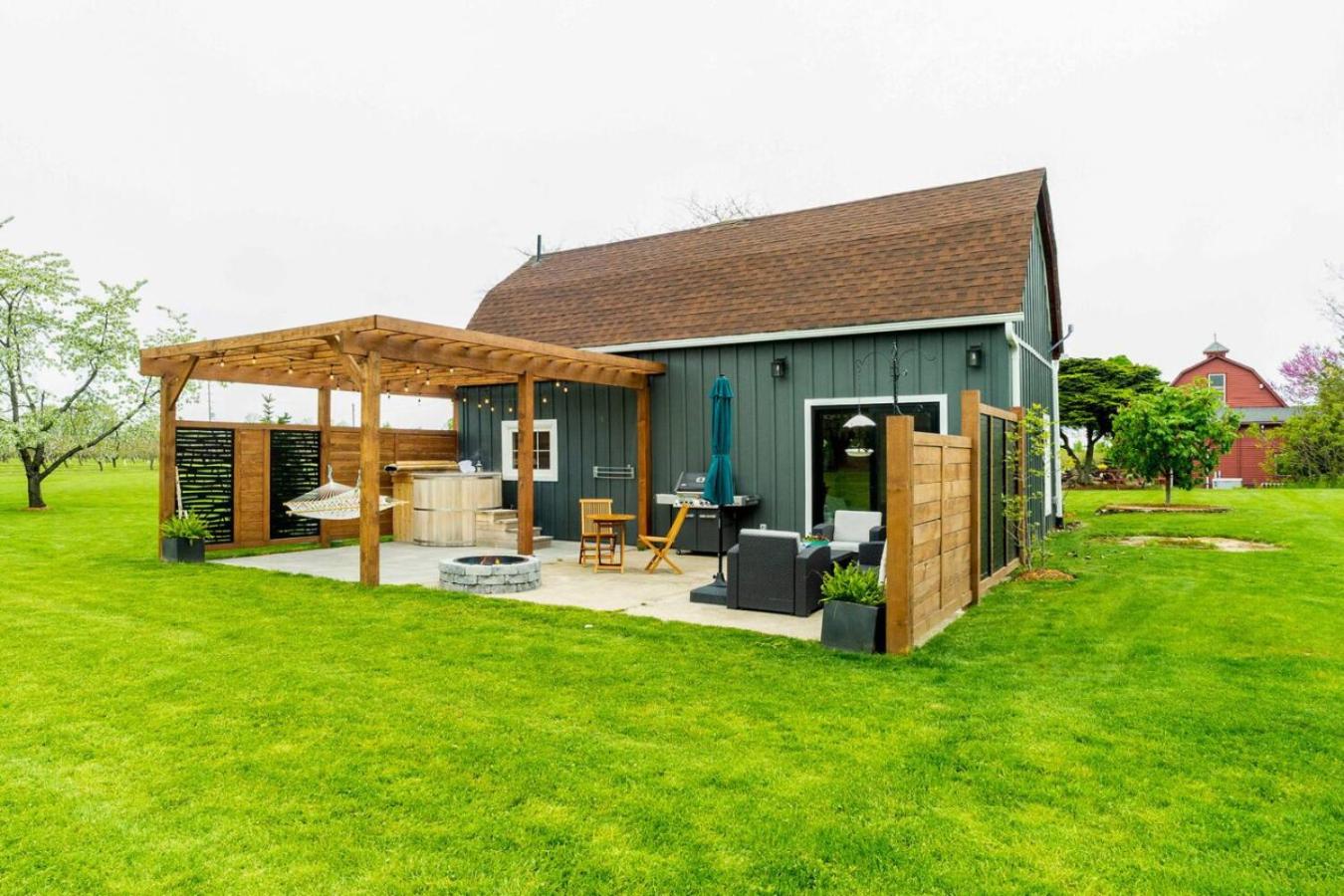 Inn The Orchard, Modern Cottage, private Hot Tub