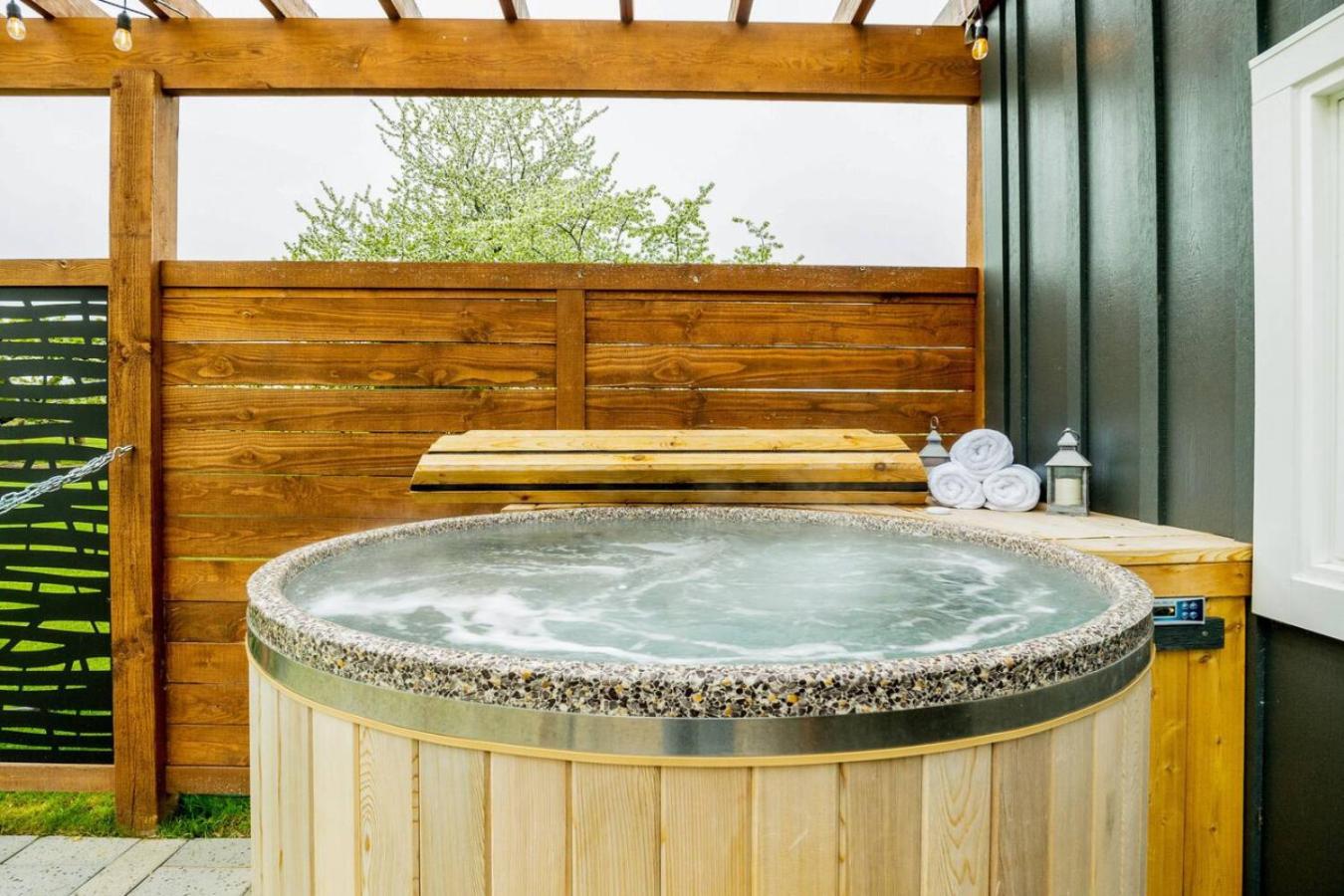 Inn The Orchard, Modern Cottage, private Hot Tub