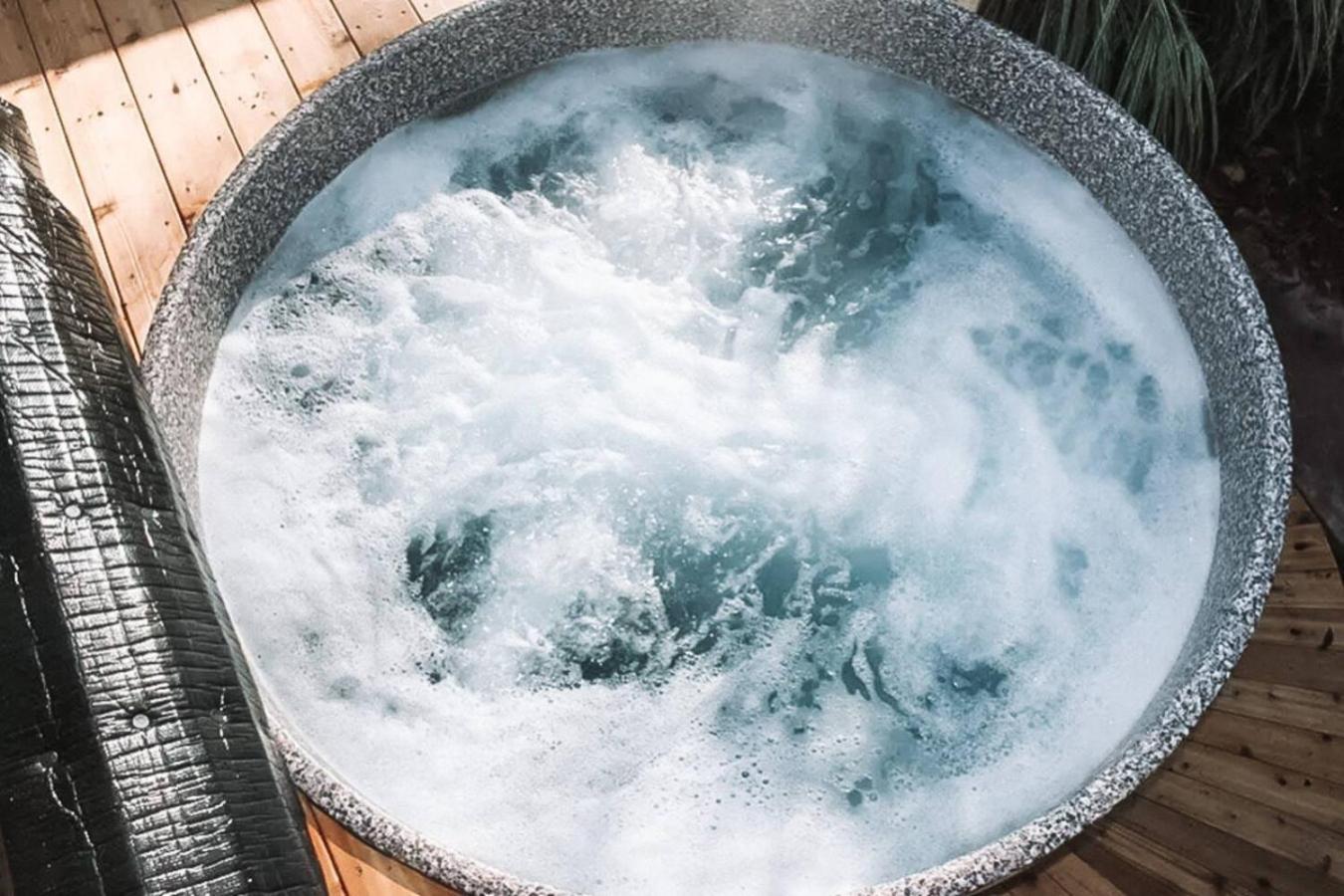 Inn The Orchard, Modern Cottage, private Hot Tub